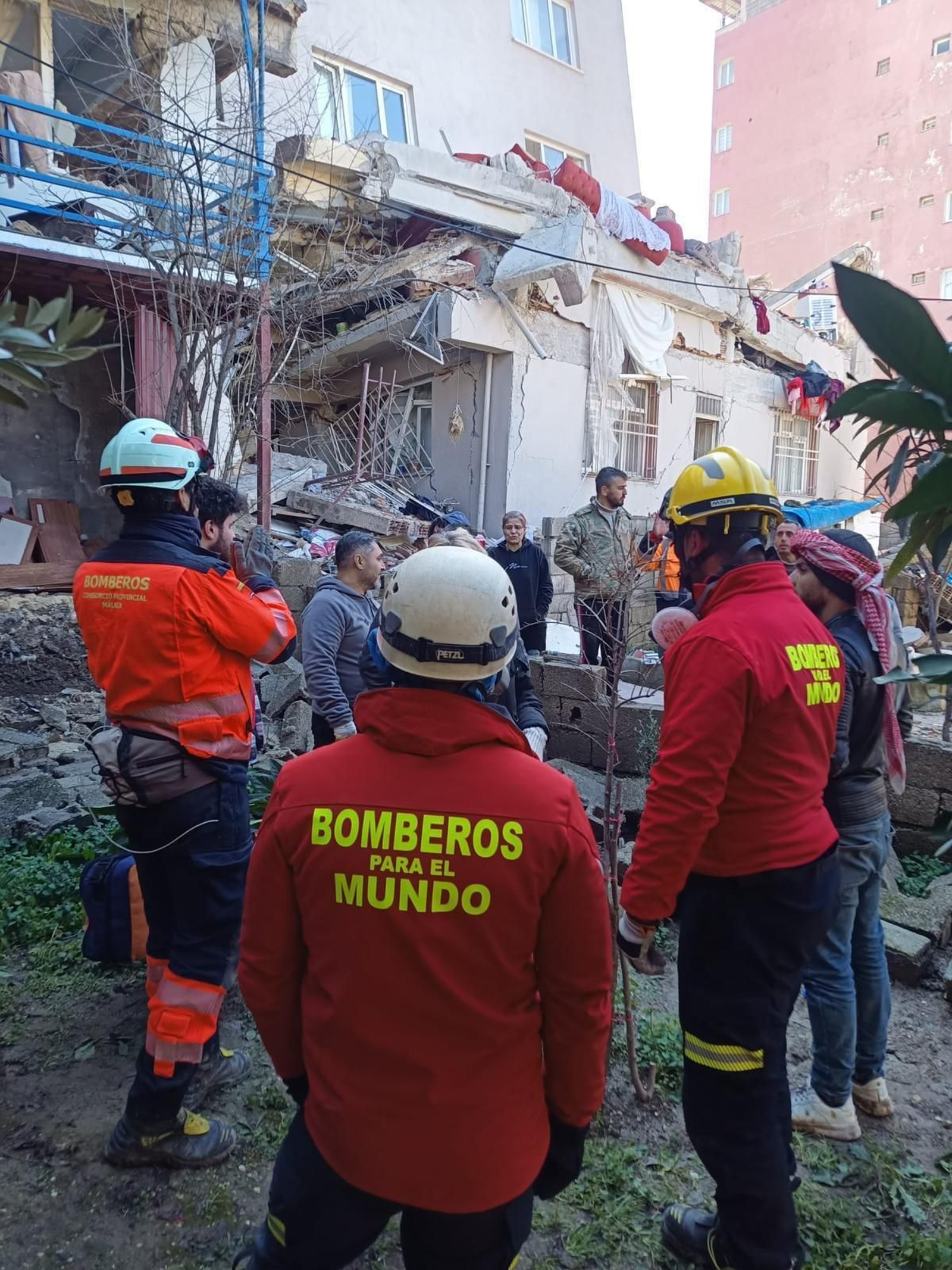 Los profesionales del colectivos Bomberos del Mundo desplazados a Turquía.