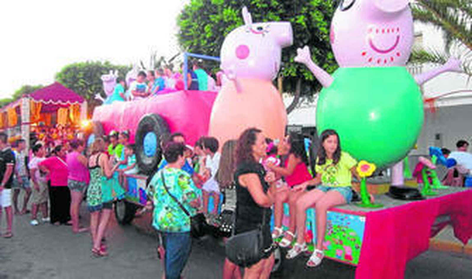 Manto de confeti tras las carrozas