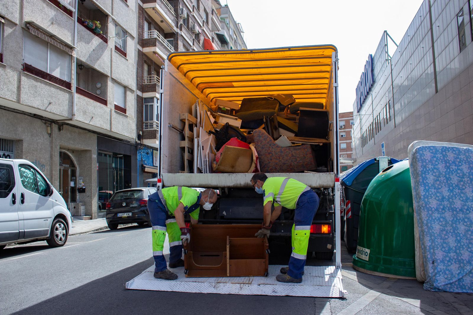 Granada refuerza el servicio de recogida de muebles ante el incremento de enseres abandonados