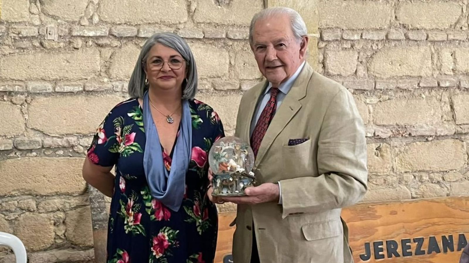 La presidenta de la asociación junto al empresario José Bohórquez