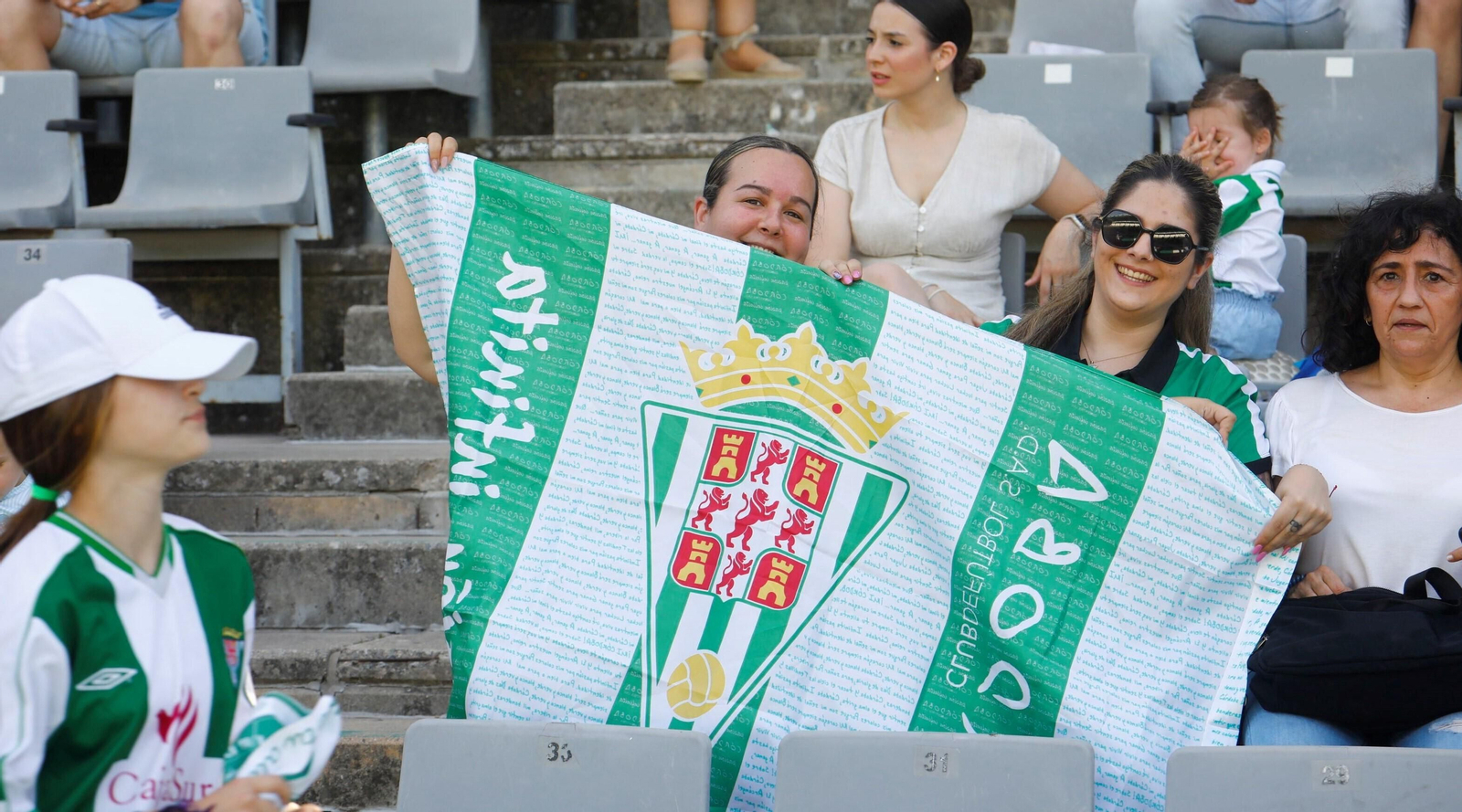 Dos aficionadas del Córdoba CF ondean su bandera blanquiverde en El Arcángel.