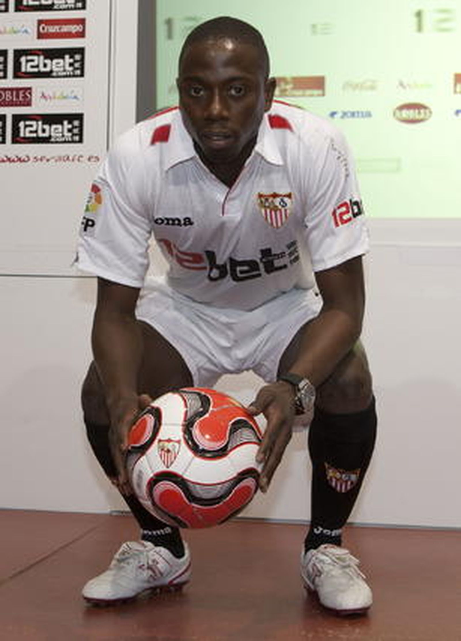 Dabo posa en cuclillas con el balón en las manos. 

Foto: Antonio Pizarro/Agencias