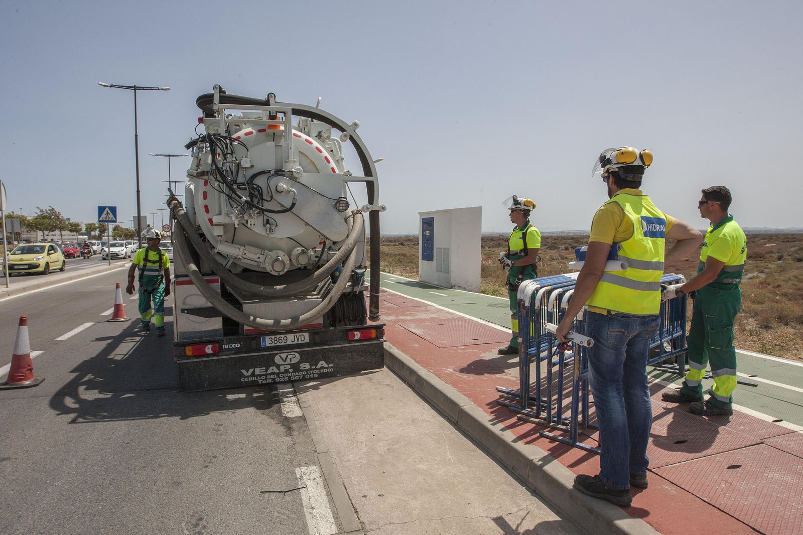 Operarios de los servicios de alcantarillado, en una imagen de archivo, trabajando en la Ronda del Estero, zona en la que se localiza la avería.