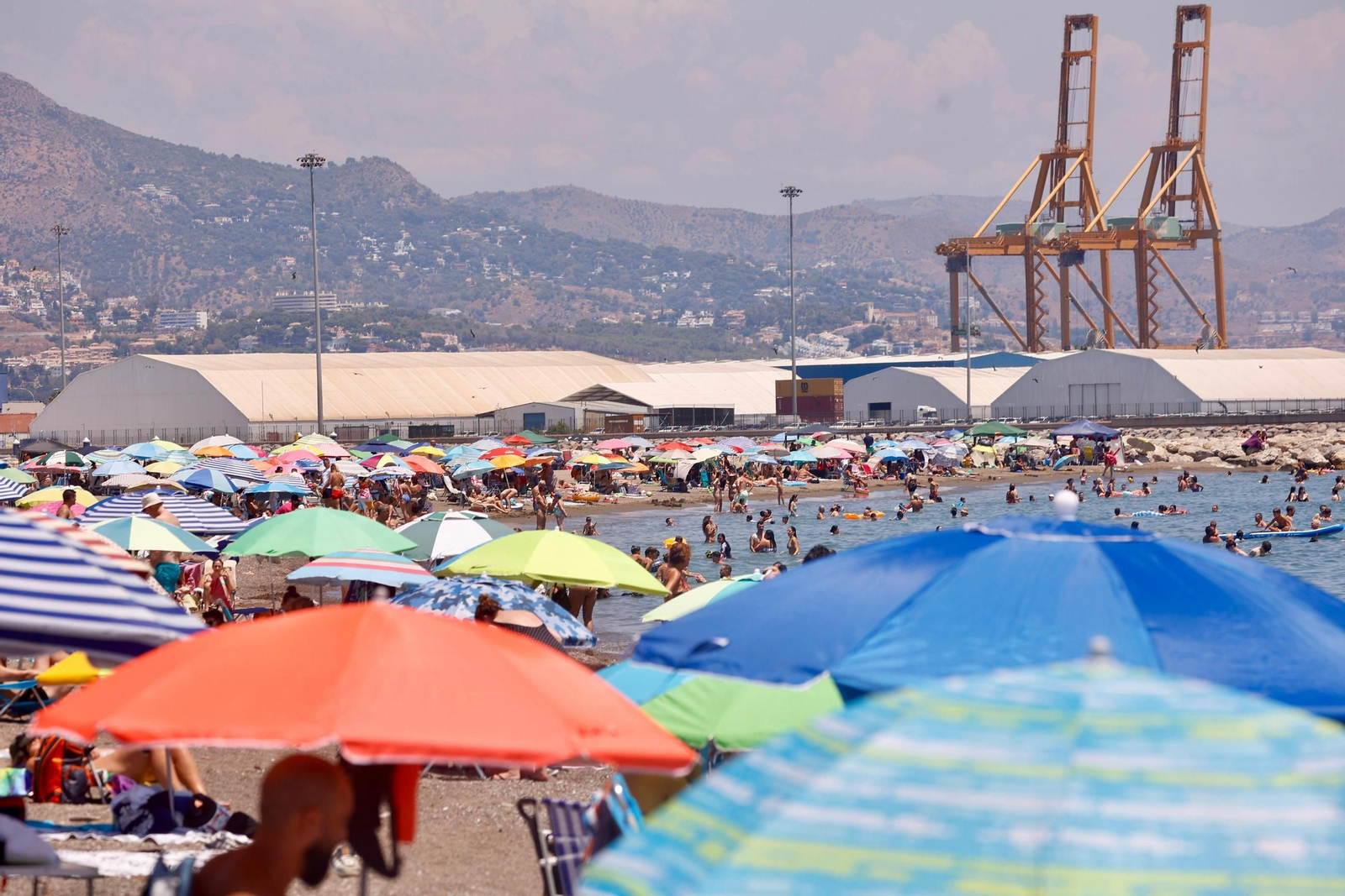 Las playas de Málaga llenas este domingo, en imágenes