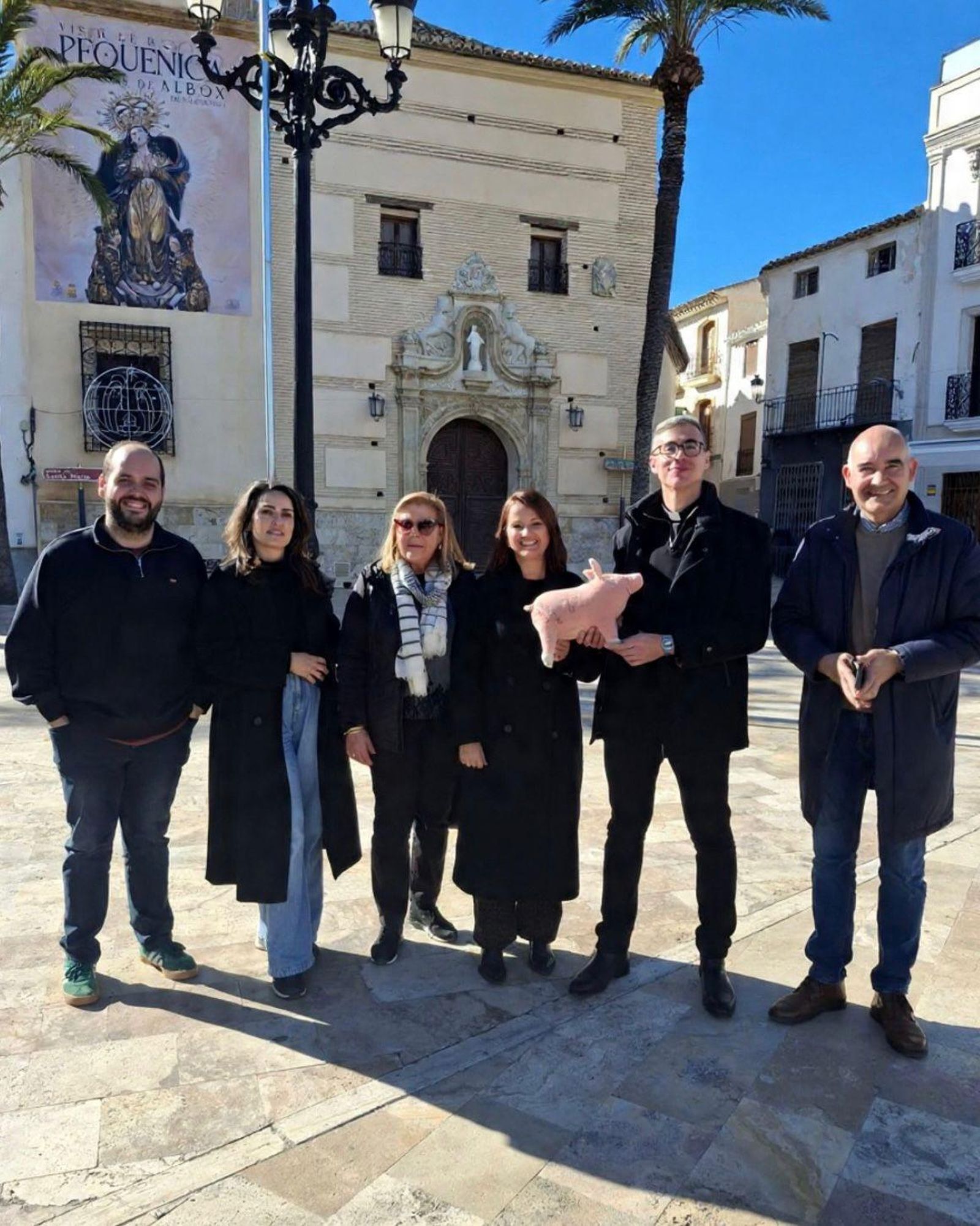 Antonio Jesús María Saldaña y la alcaldesa de Albox, María del Mar Alfonso presentan el 'marranico' que se sorteará este sábado.