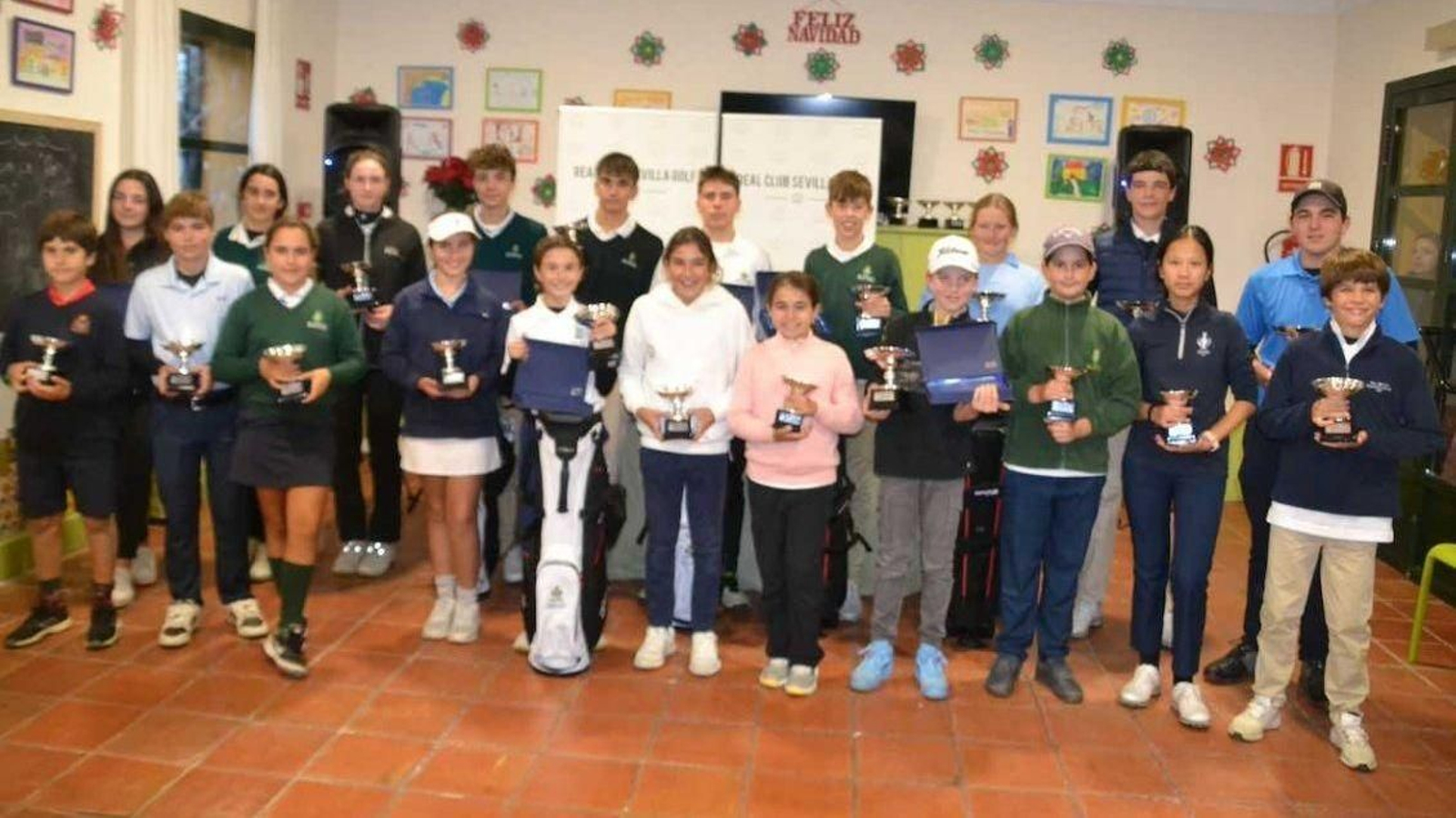 Los vencedores de las diferentes categorías, en la entrega de trofeos