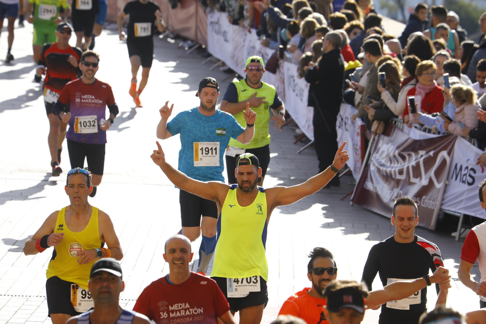 La gloria de cruzar la Puerta del Puente: imágenes de la meta de la 36 Media Maratón de Córdoba