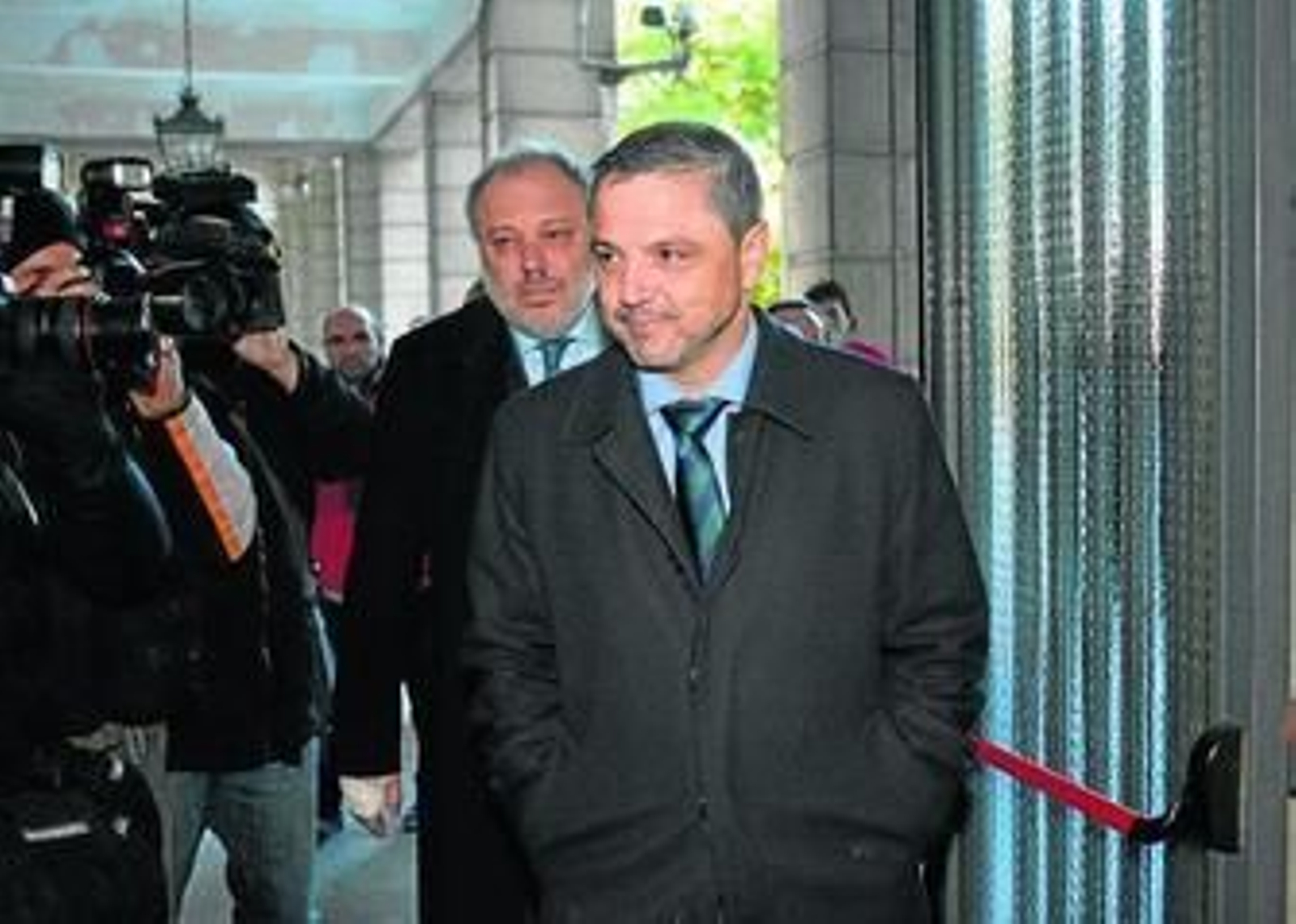 El ex gerente de Mercasevilla Fernando Mellet y detrás su abogado, José Manuel Carrión, en los juzgados.