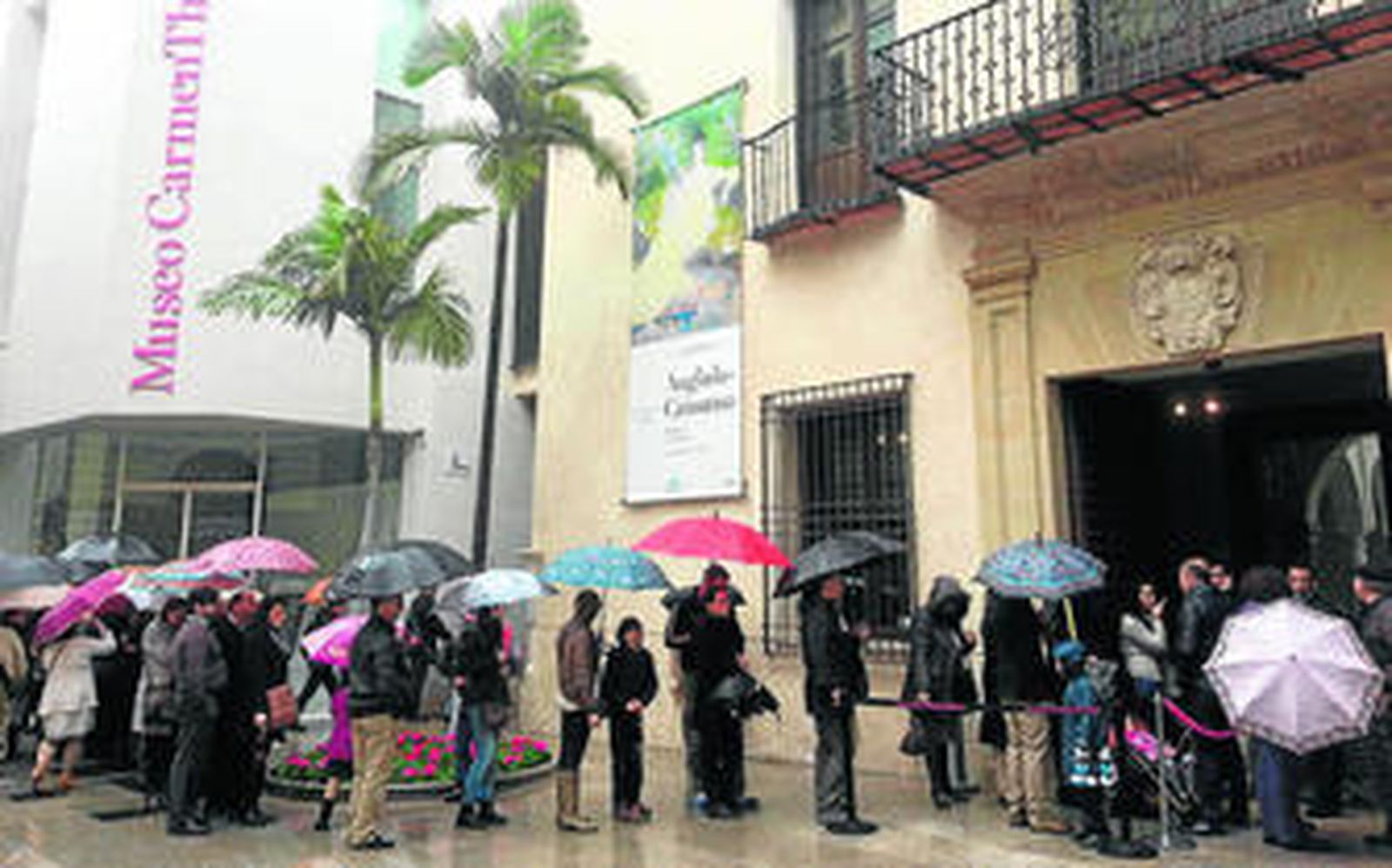 Visitantes guardan cola a la entrada del Museo Carmen Thyssen.