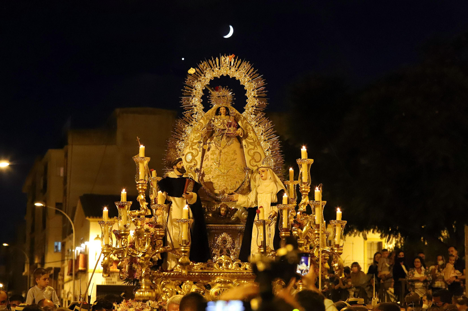 Imágenes de la procesión de la Virgen del Rosario en sus Misterios Gloriosos