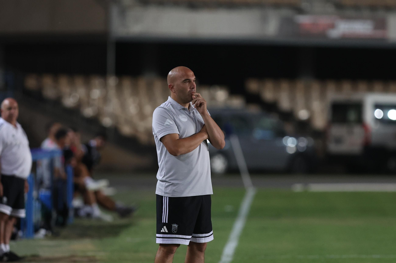 Diego Galiano, pensativo en la banda de Chapín durante un partido de esta pretemporada.