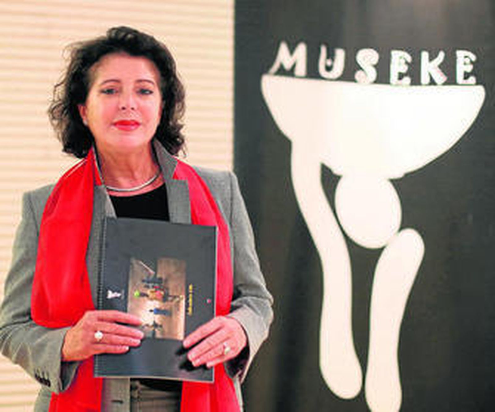 Carmen Gil de la Haza, fundadora y presidenta de Museke, con el calendario que vende la asociación para recaudar dinero.