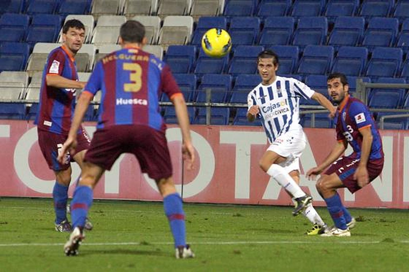 El Recreativo no pasa del empate en casa ante el Huesca. / Espínola