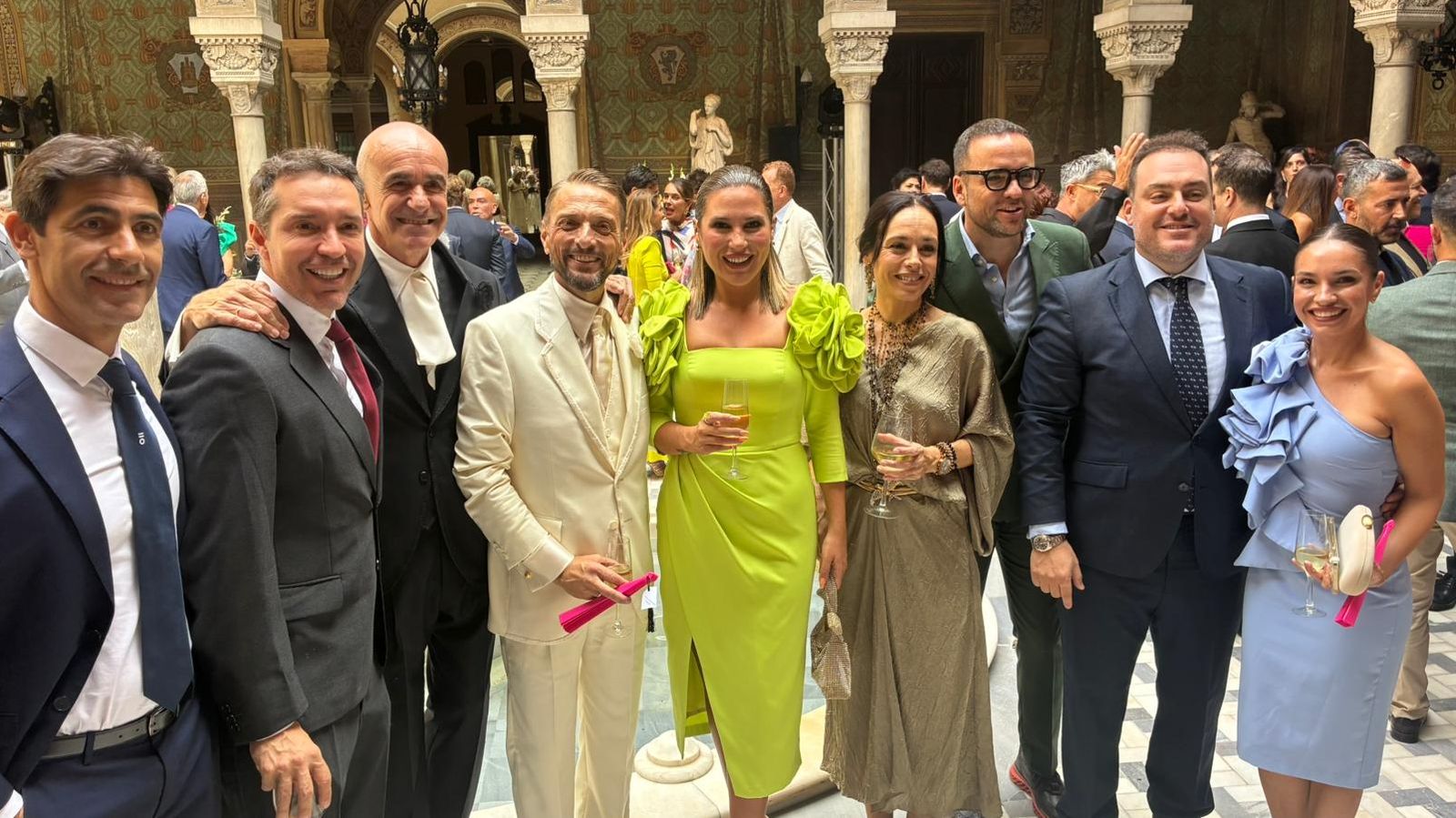 Laura Gallego, Javier Esteban y Fede Quintero, entre otros, junto a los novios.