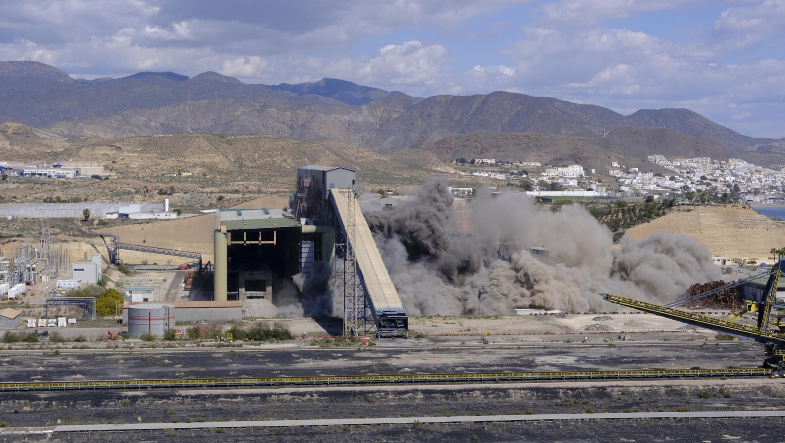 La voladura-demolición de la central térmica de Endesa en Carboneras, en imágenes