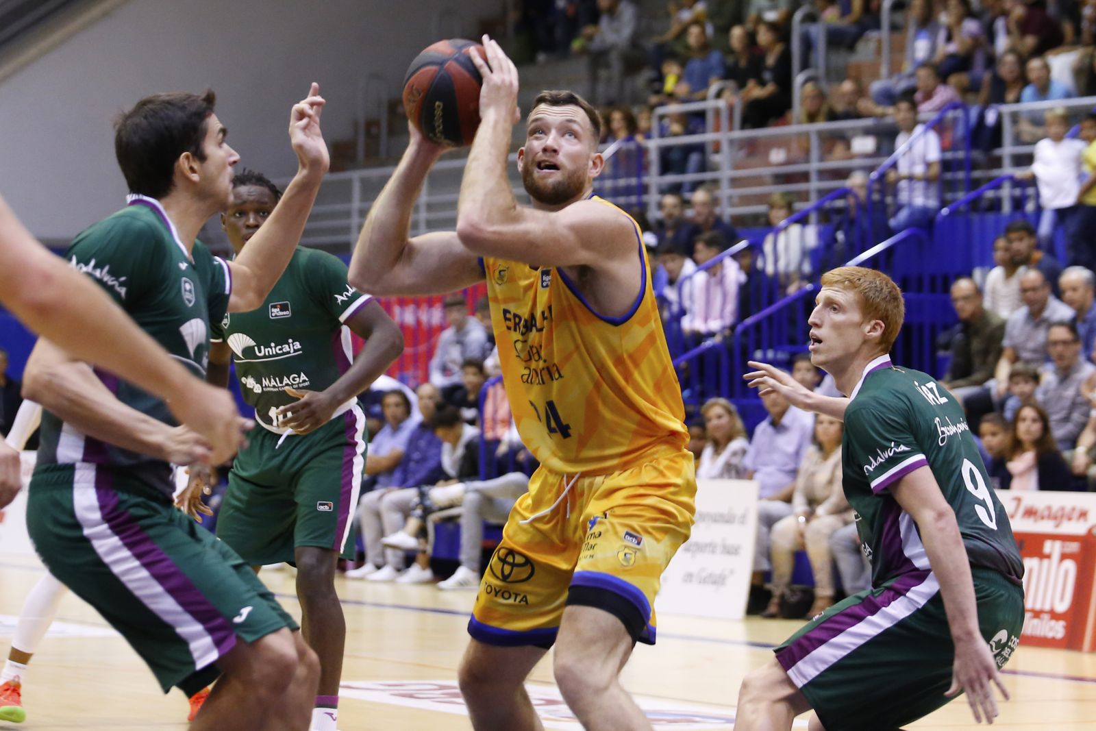 La primera victoria del Unicaja, en fotos