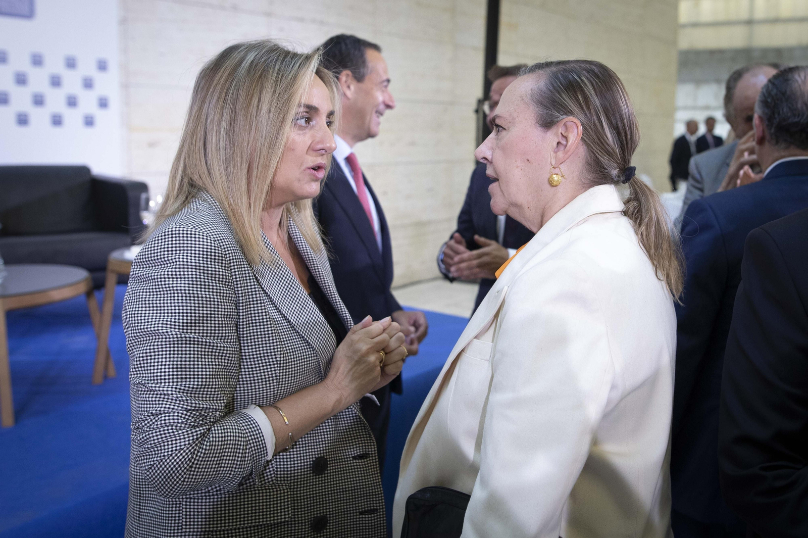 Las imágenes del desayuno de la CEDE en Granada con Gonzalo Gortázar