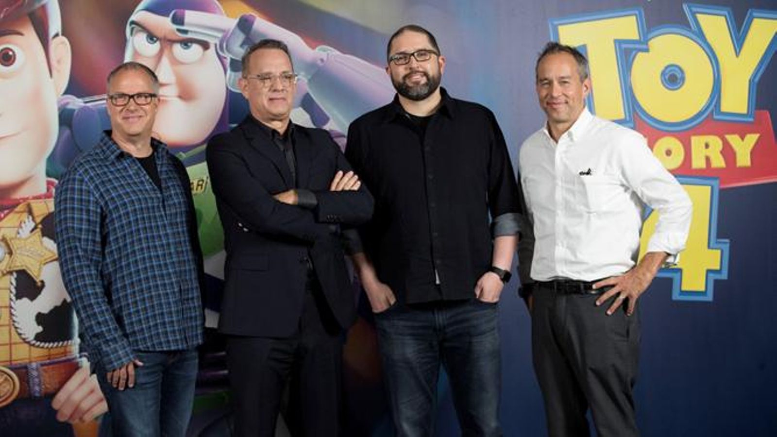 De izquierda a derecha, el productor Mark Nielsen, el actor Tom Hanks, el director Josh Cooley y el productor Jonas Rivera.