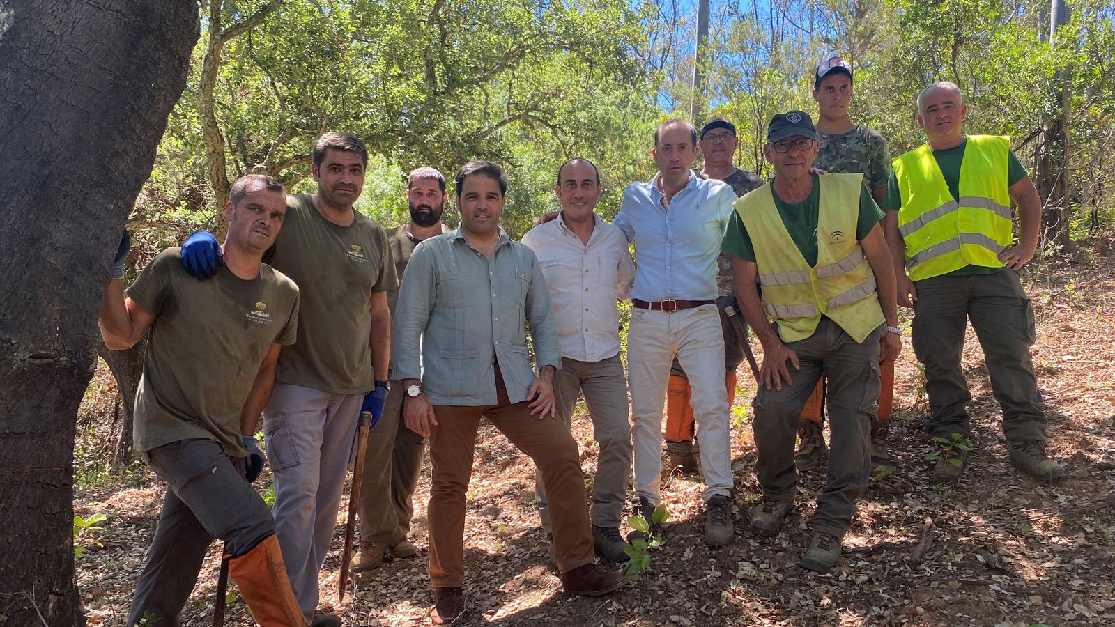 El delegado territorial de Sostenibilidad, Medio Ambiente y Economía Azul, Pedro Yórquez, en el descorche de Aroche.