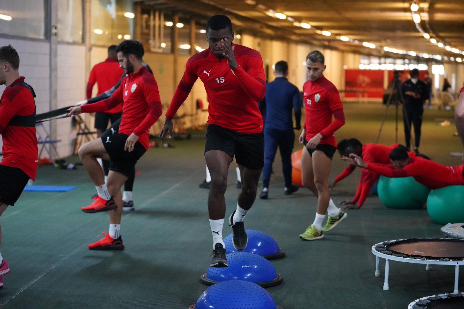 Akieme se ejercita sobre una fila de bosus.