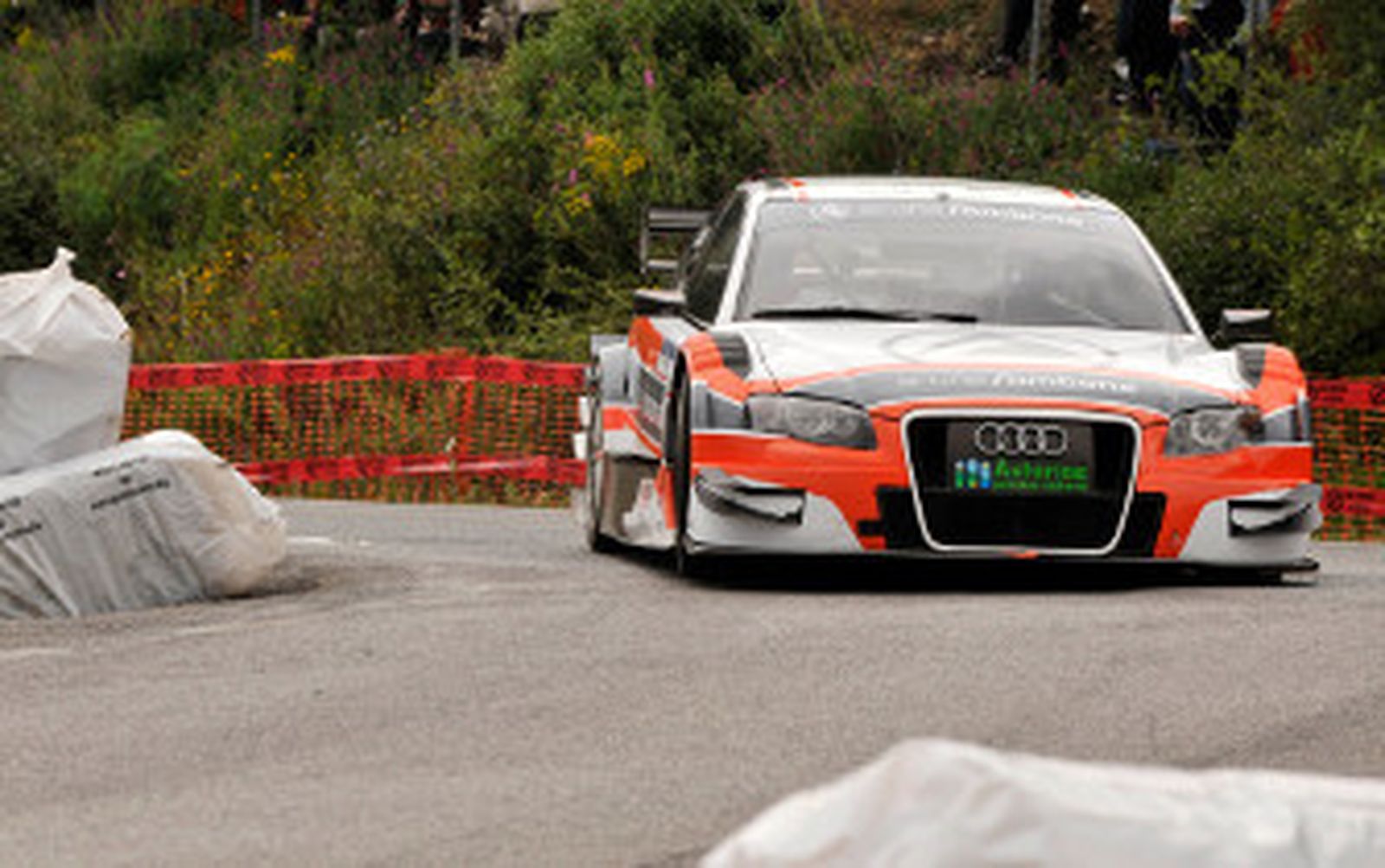 Fombona se pone las botas bajo el diluvio