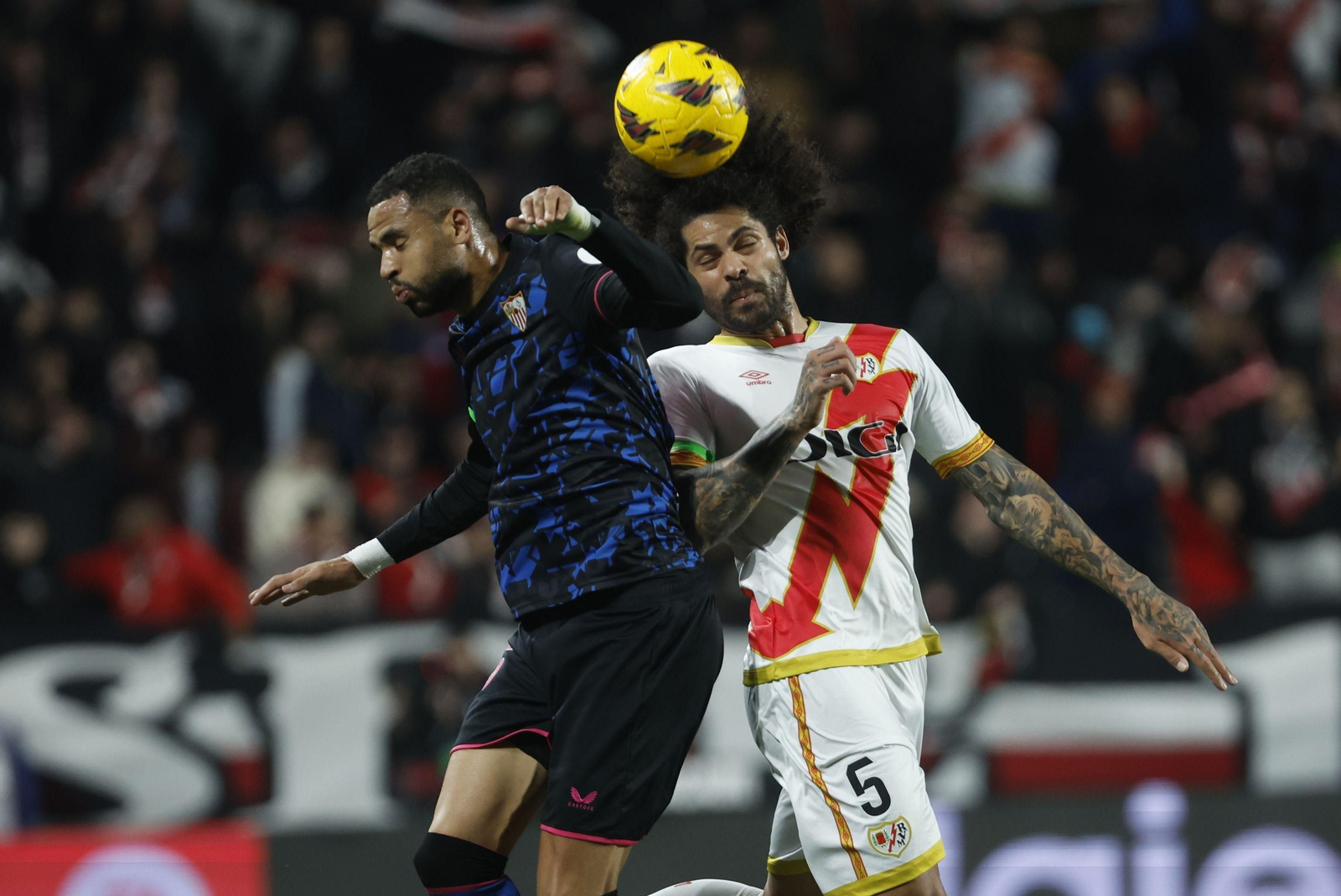 En-Nesyri pugna con el central Aridane por un balón aéreo.