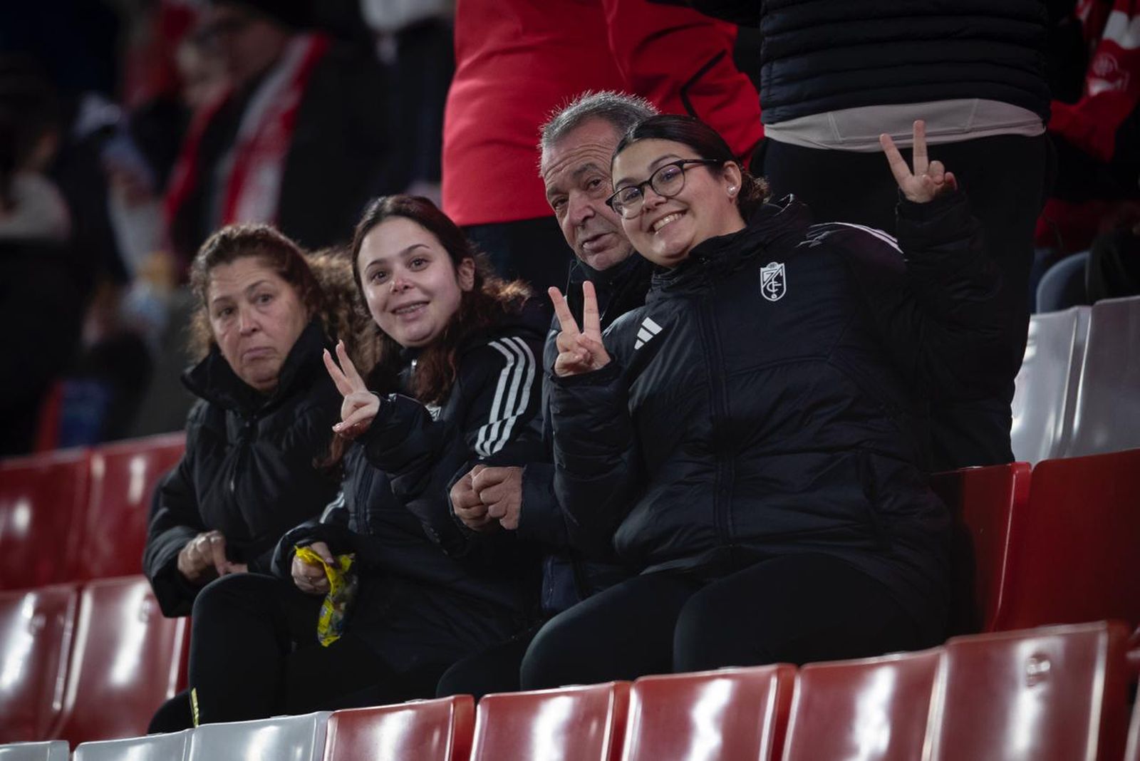 Encuéntrate en la grada del Estadio Nuevo Los Cármenes durante el Granada CF-Racing de Santander