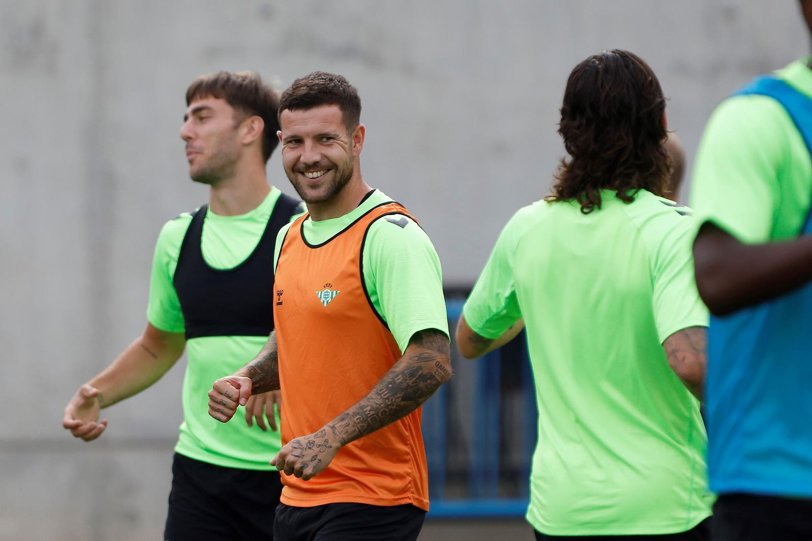 Aitor Ruibal se fija con una mirada cómplice en Héctor Bellerín durante el entrenamiento del Betis el pasado martes.
