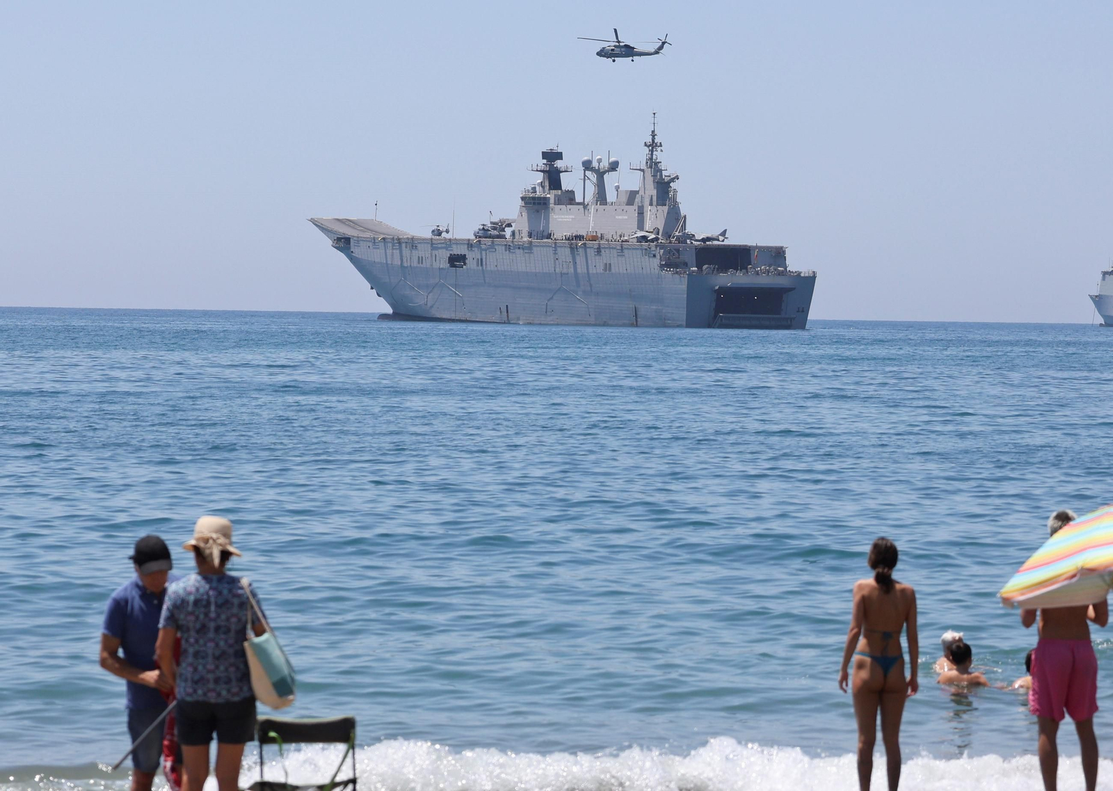 Los buques de la Armada 'Juan Carlos I' y 'Galicia' ya están en Málaga para el desembarco, en fotos