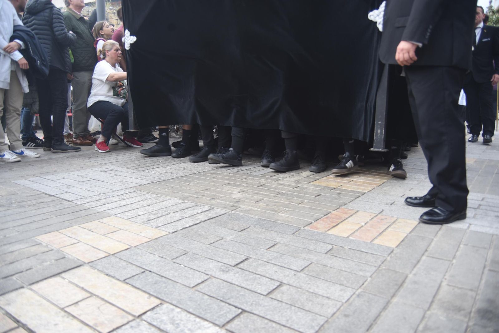 La procesión del Nazareno en este Jueves Santo de Córdoba, en imágenes