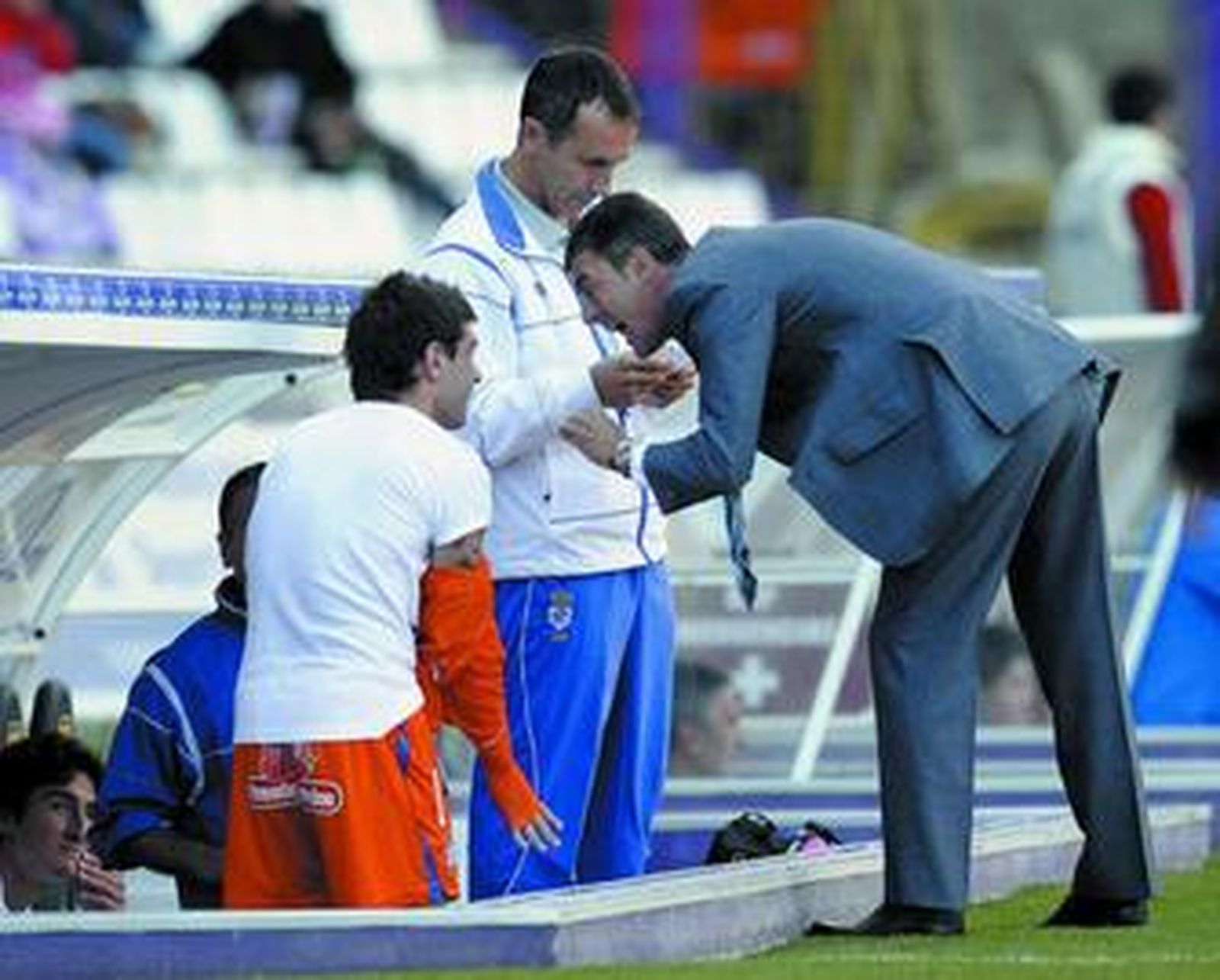 Lucas Alcaraz da instrucciones a Adrián Colunga antes de saltar al terreno de juego.