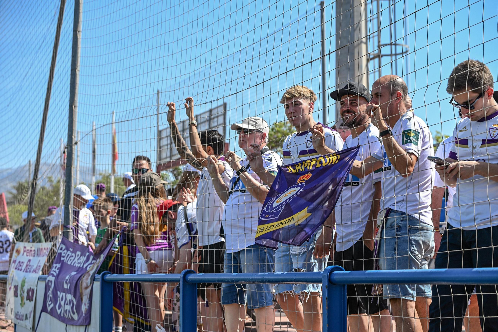 Aficionados del Real Jaén, de pie, tras la red de seguridad.