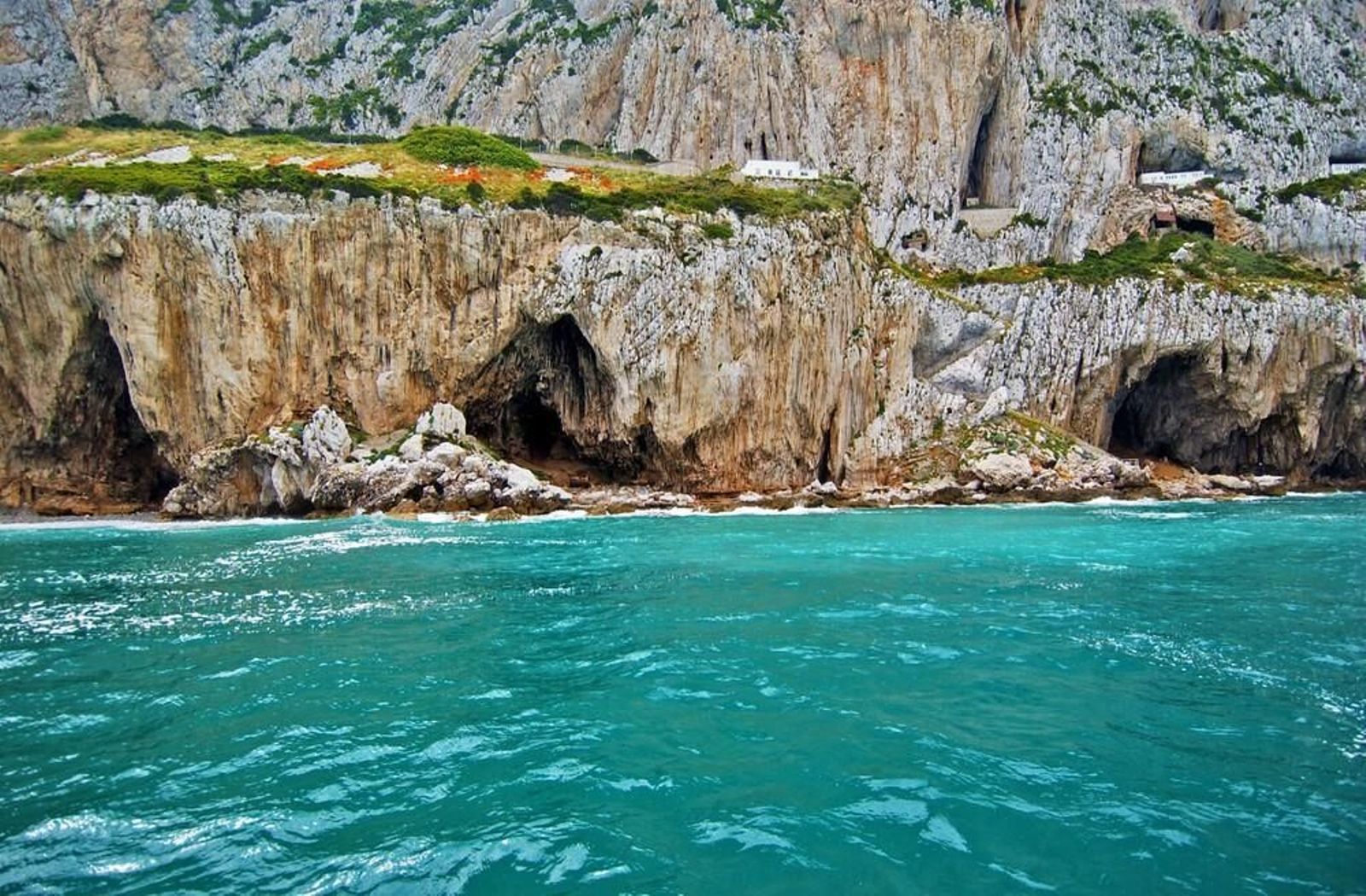 Vista desde el mar de las cuatro cuevas principales que conforman el Complejo de Gorham. De izquierda a derecha: Bennett’s, Gorham’s, Vanguard, Hyaena.