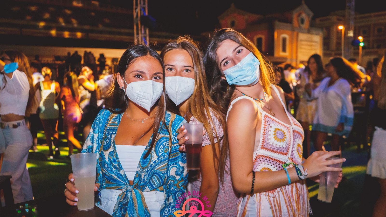 Público en la terraza ‘Mírame desde el mar’.