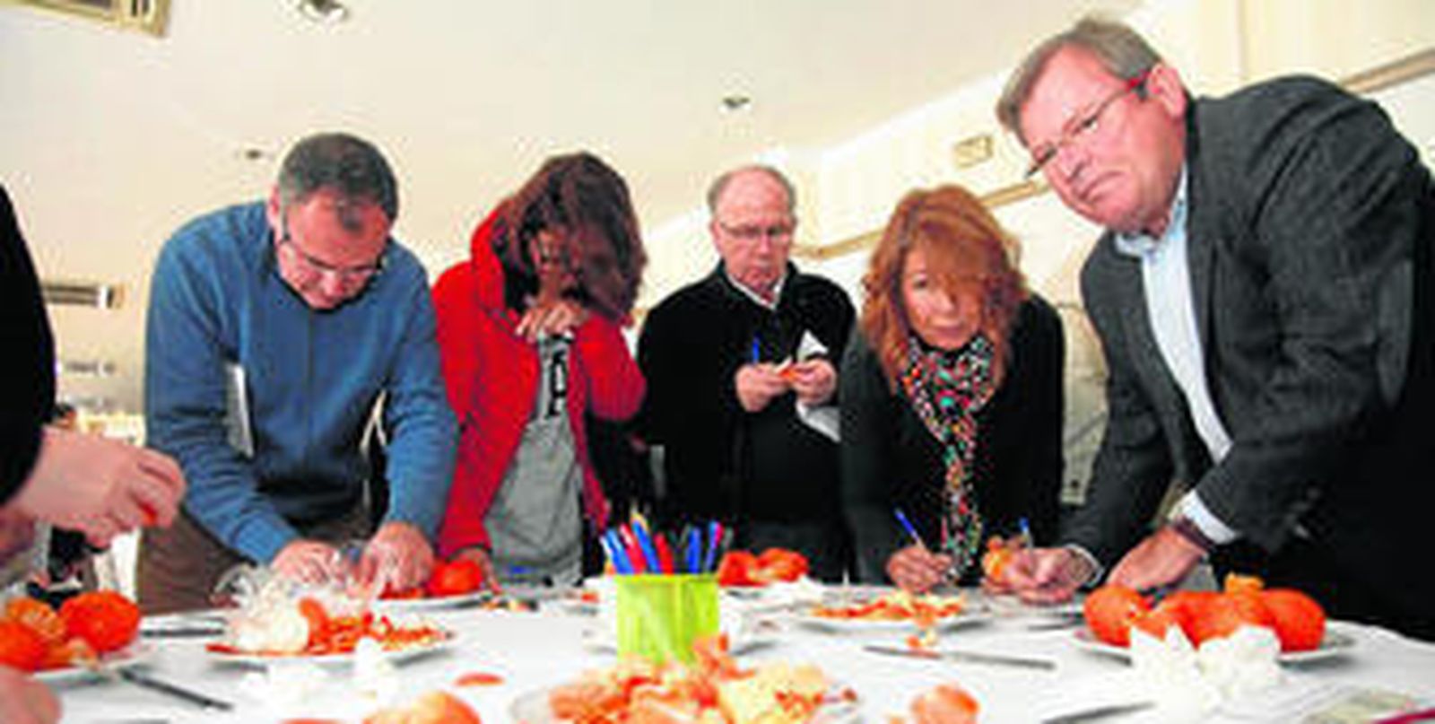 Los participantes inician la cata de nuevas variedades de mandarinas.