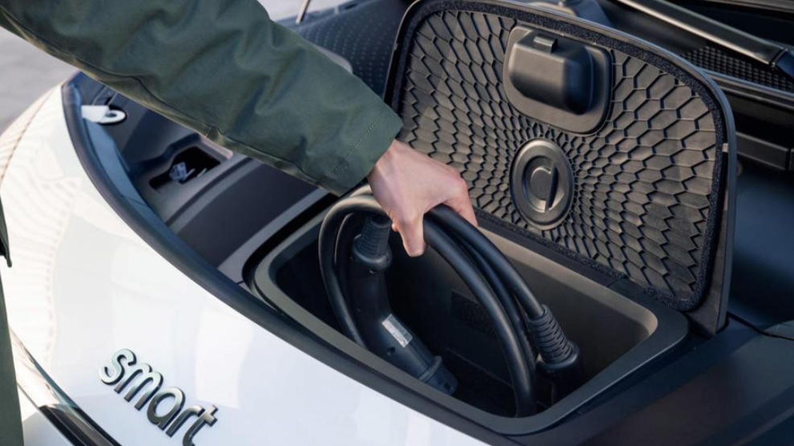 Bajo el pequeño capó delantero habrá un segundo maletero, un frunk, ideal para depositar objetos que pueden estar sucios como los cables de carga.