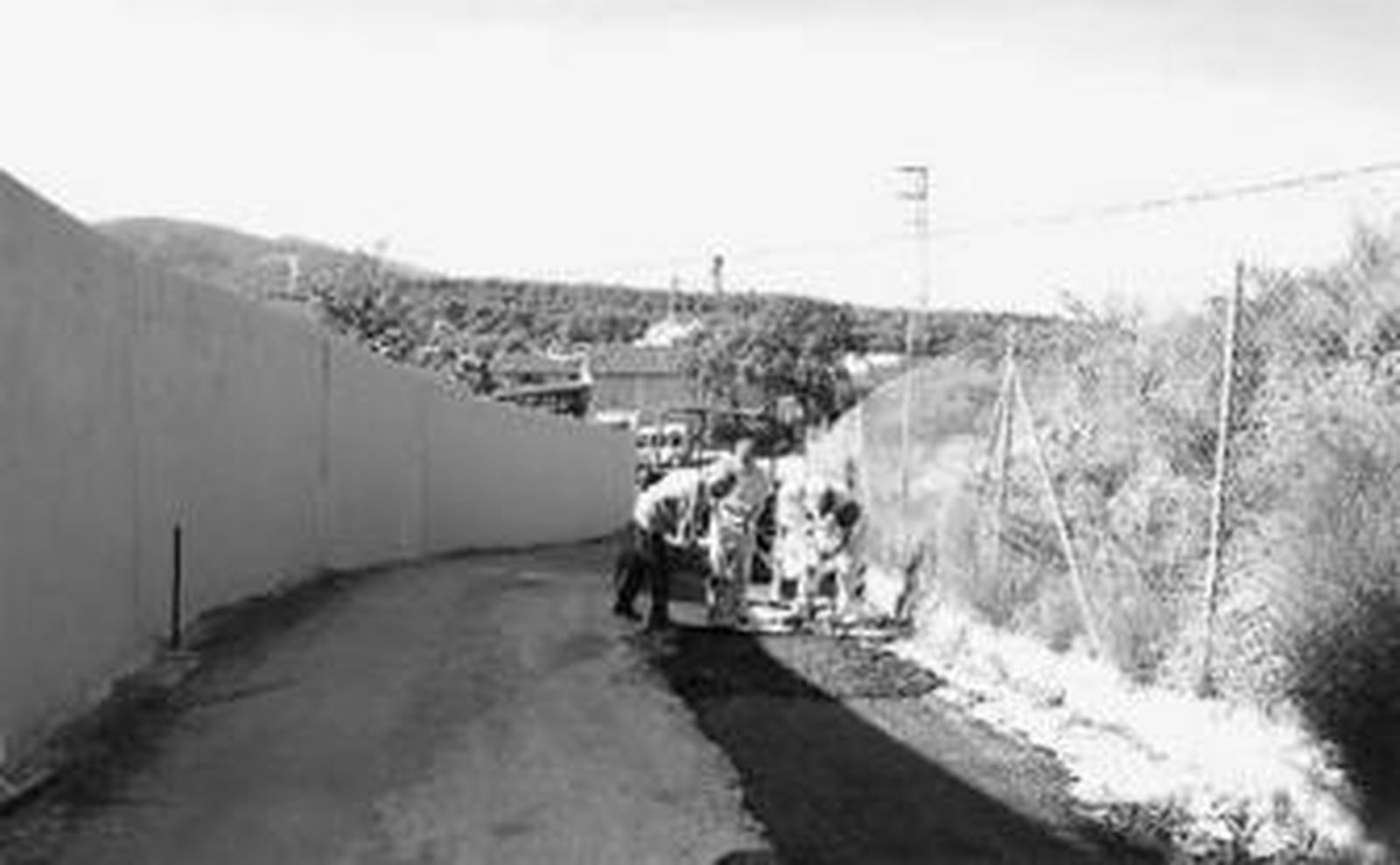 Operarios acondicionando uno de los carriles.