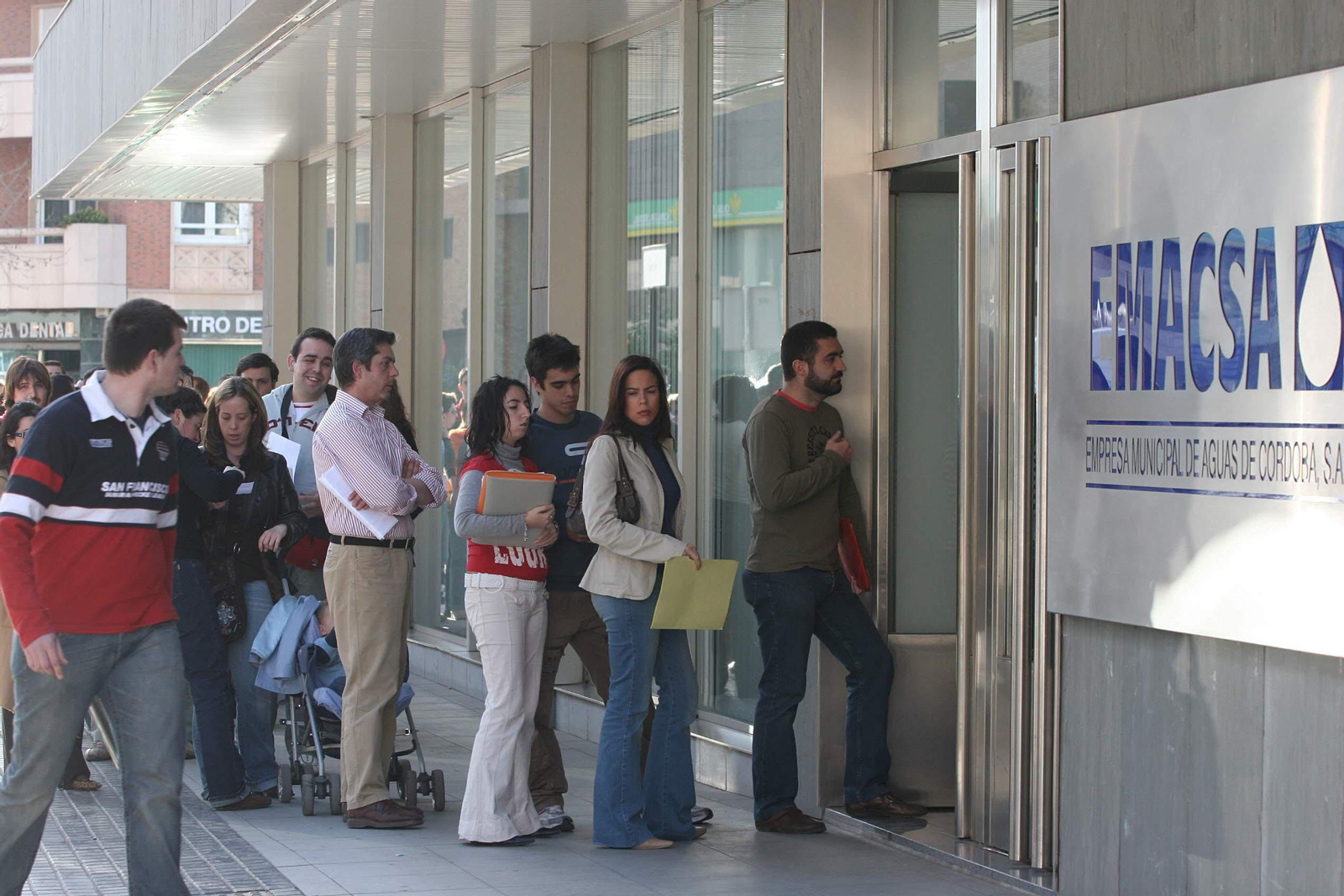 Un grupo de personas accede a la sede central de Emacsa.