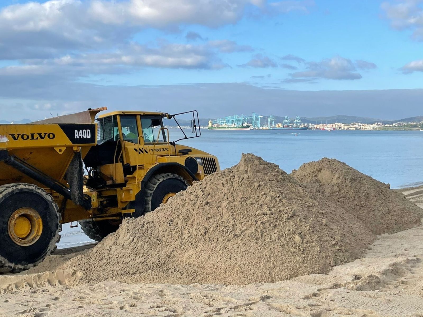 Una de las máquinas que trabaja en la playa de Palmones.