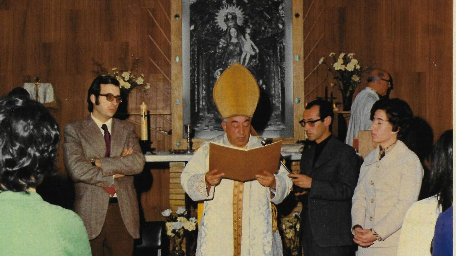 El cardenal de Sevilla José Mª Bueno Monreal oficia misa en la parroquia del Buen Aire, emplazada en el teatro del Bécquer, en 1969.