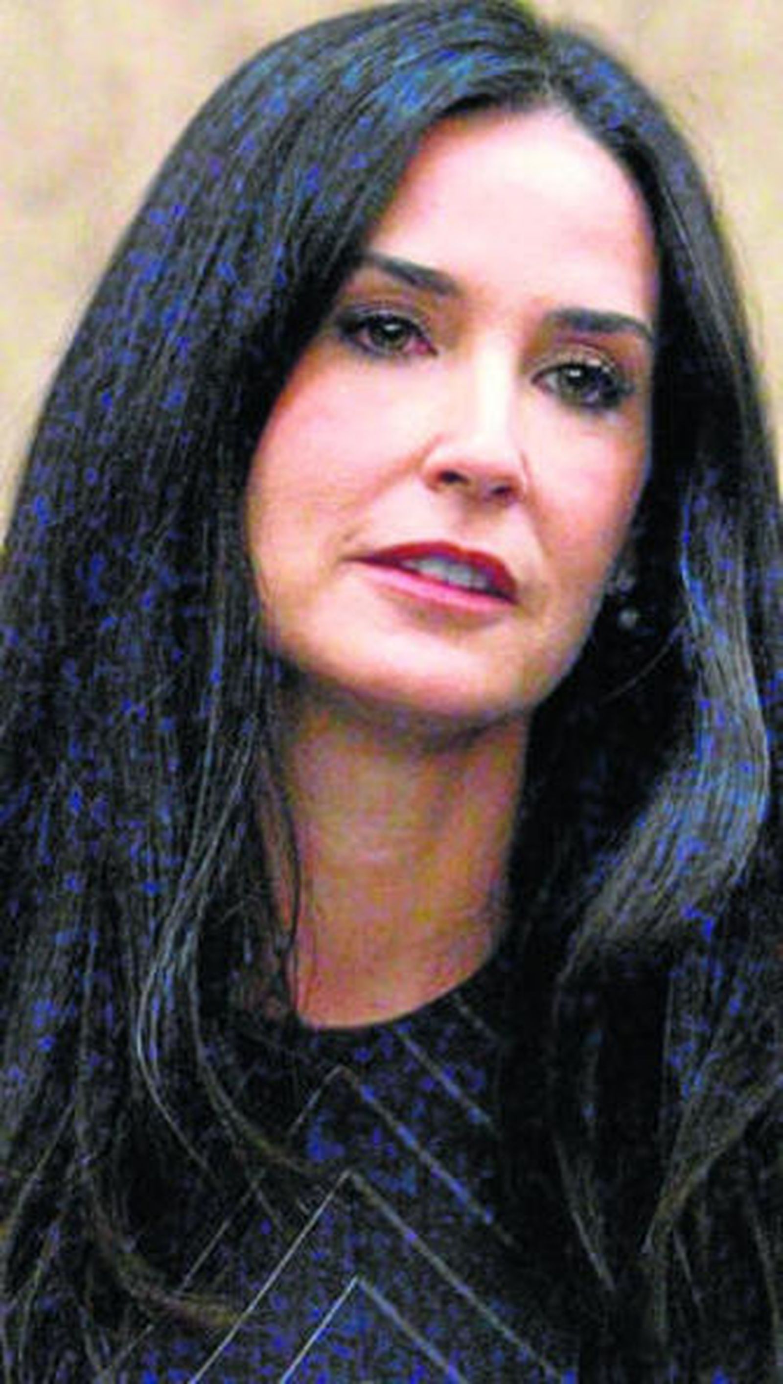 La actriz, muy delgada, confiesa sentirse acomplejada.