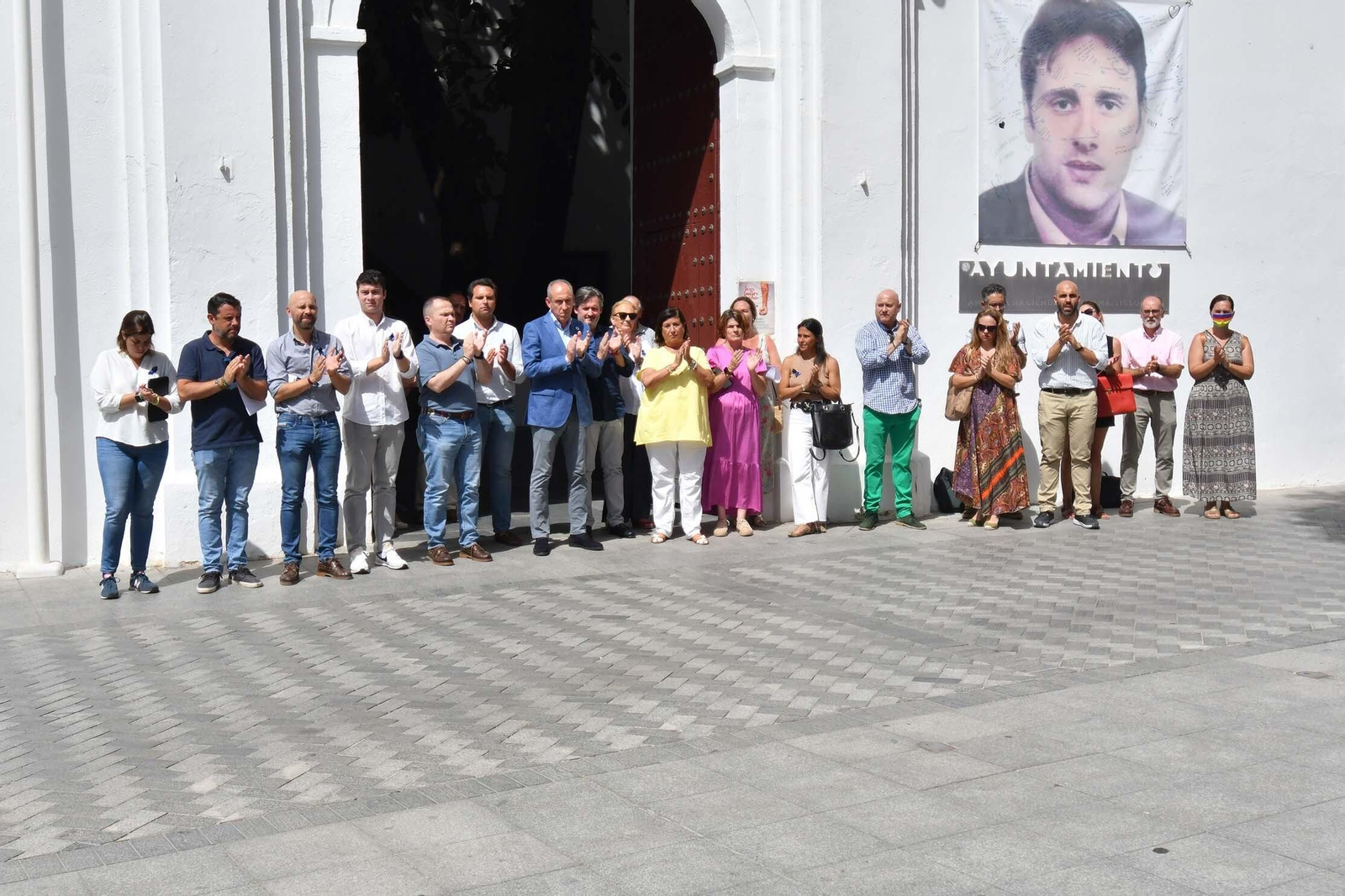La Corporación Municipal, presidida por el alcalde, José María Soriano, guarda cinco minutos de silencio a las puertas del Ayuntamiento, bajo la lona con una foto de Miguel Ángel Blanco, en memoria del concejal asesinado por ETA.