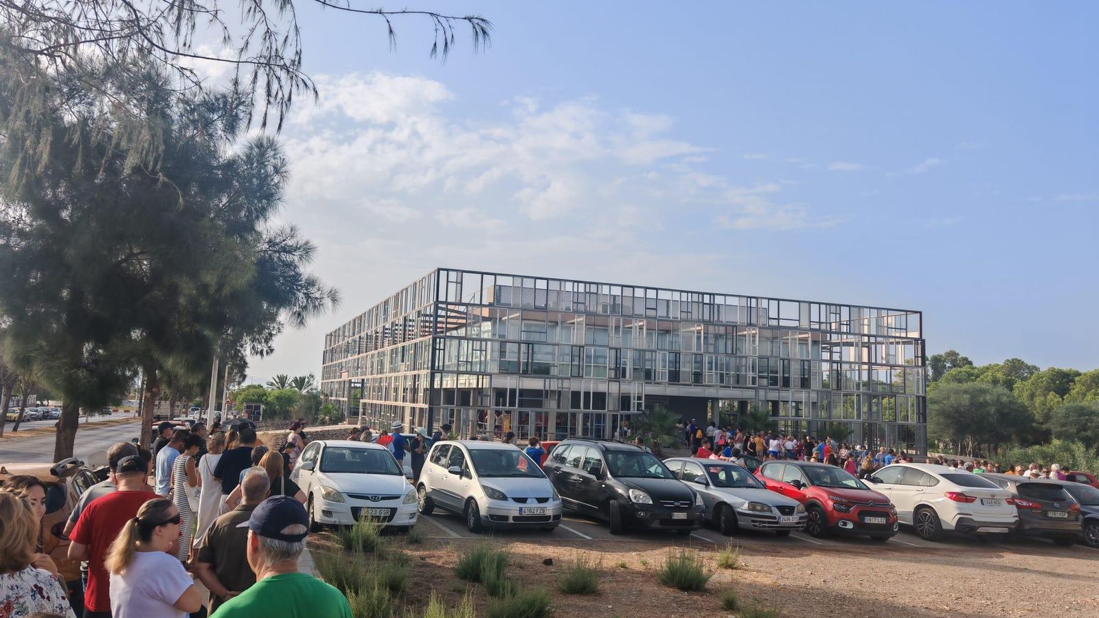 Largas colas alrededor del Edificio de Telvent en El Toyo.