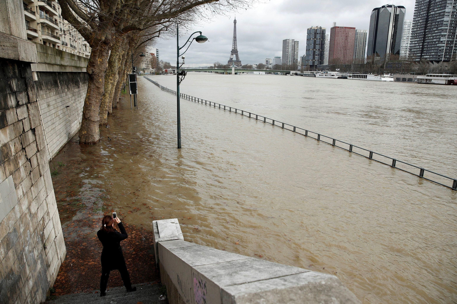 El río Sena se desborda dejando imágenes de París inundada