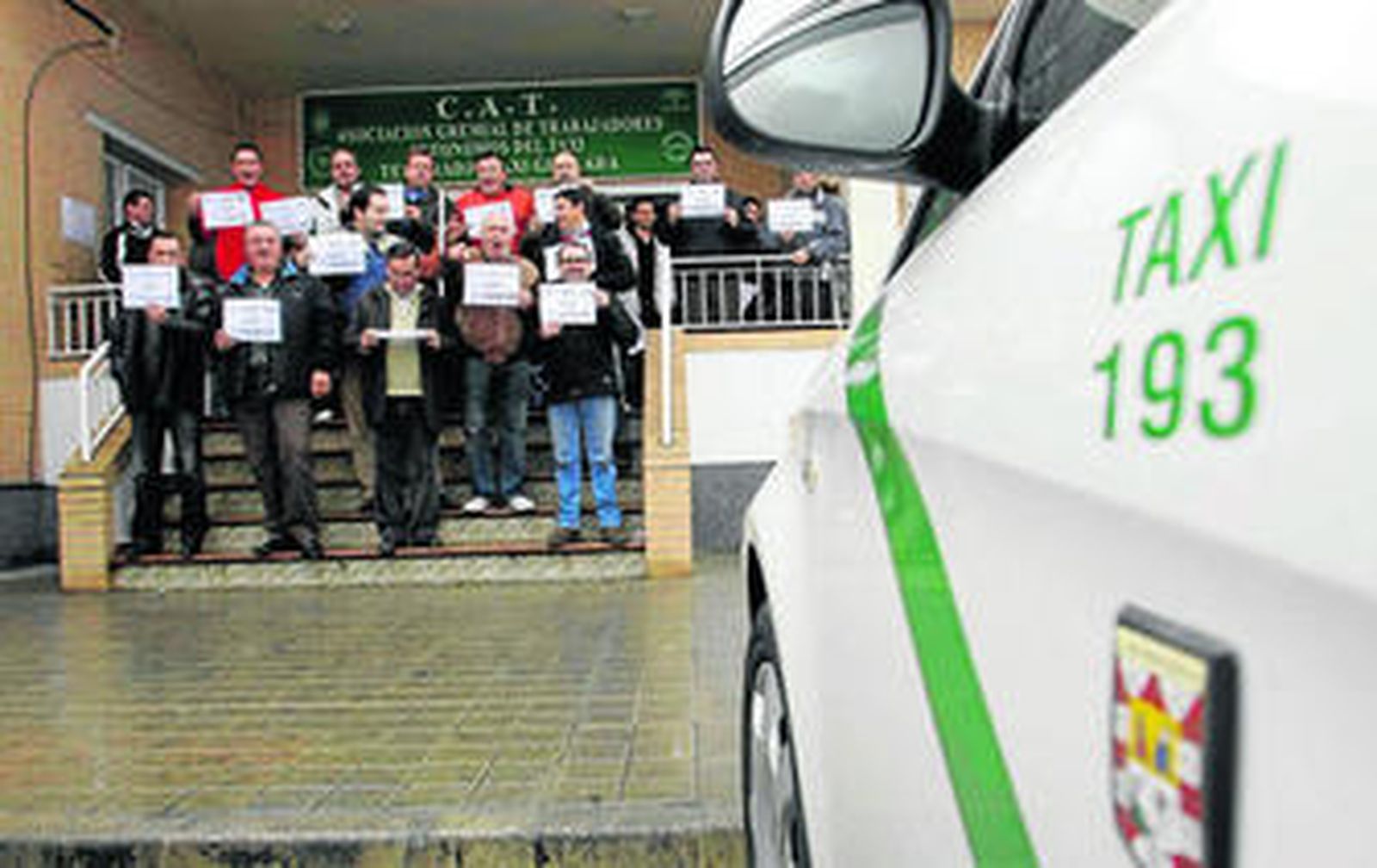 Aunque se planteó salir a las calles, finalmente los taxistas granadinos secundaron el paro en el Polígono El Florío.