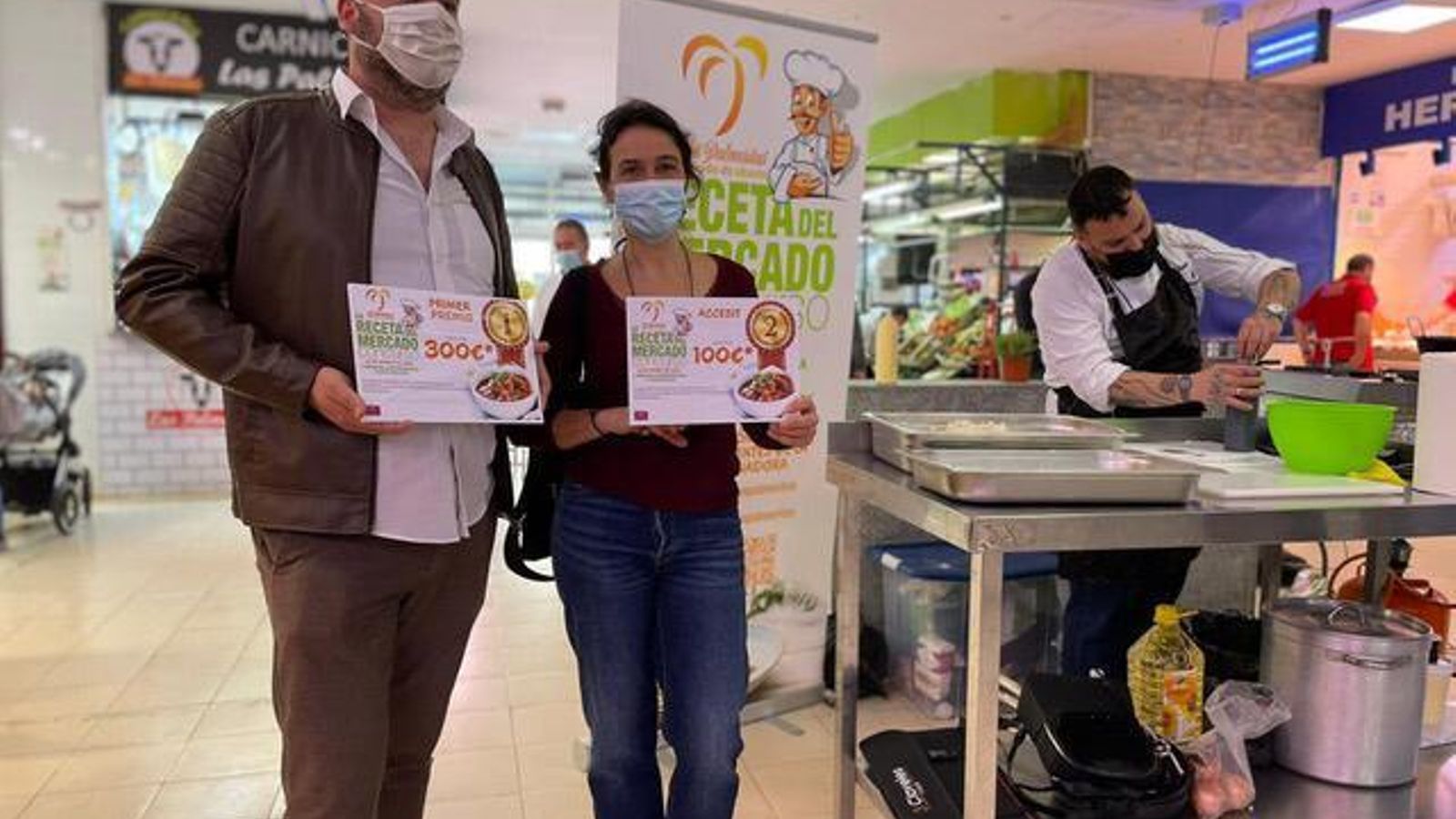 Entrega de los premios a la mejor receta en el mercado de Las Palmeritas en Nervión.
