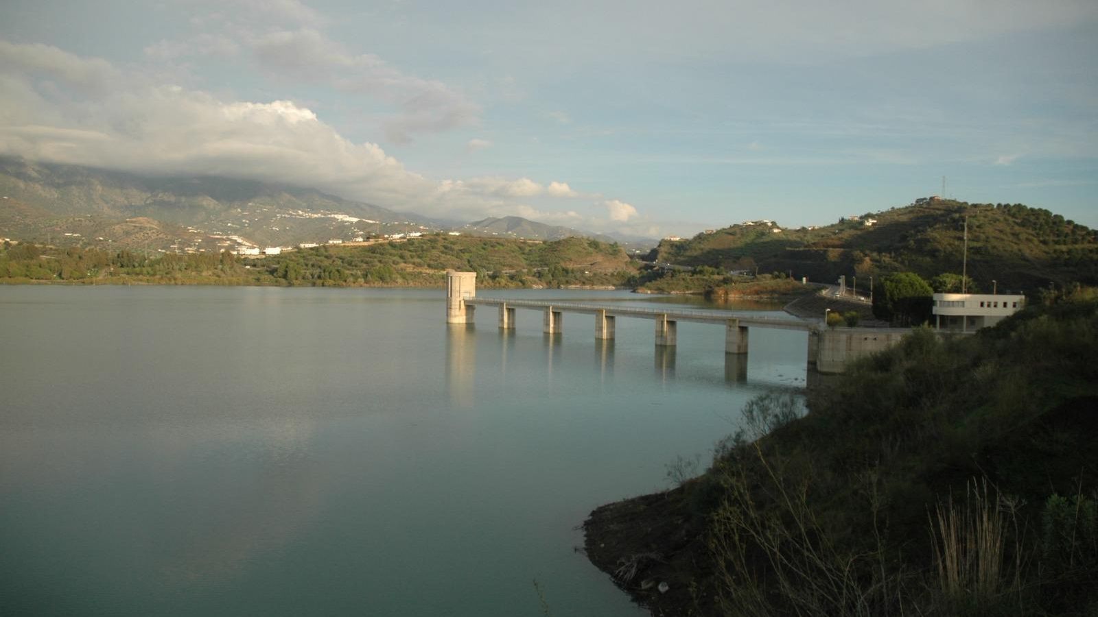 El nivel del agua en el pantano de la Viñuela en 2005, en una imagen de archivo.