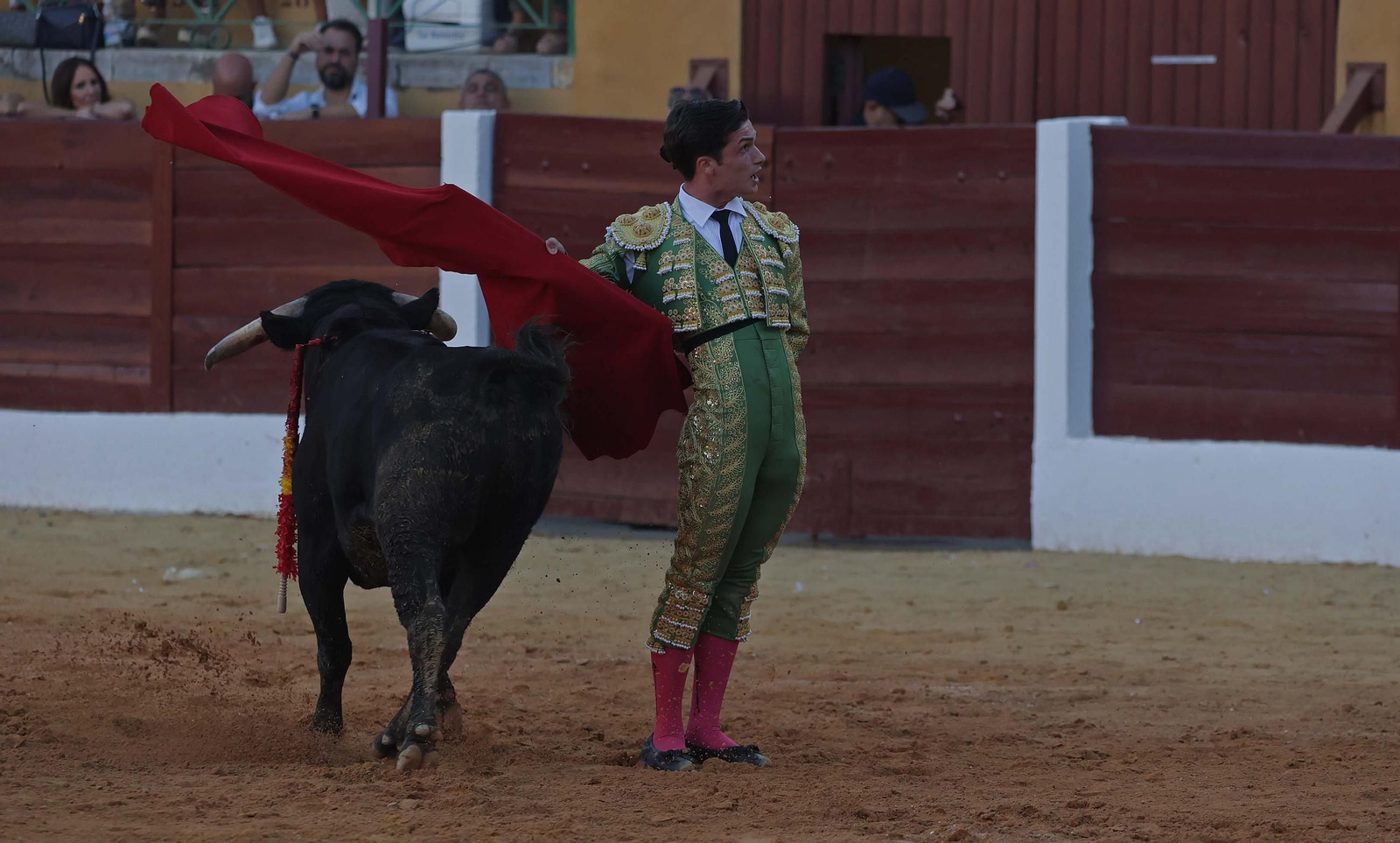 Fotos de la novillada mixta con picadores del sábado de la Feria de La Línea: Ignacio Candelas, Miriam Cabas y Juan Jesús Rodríguez