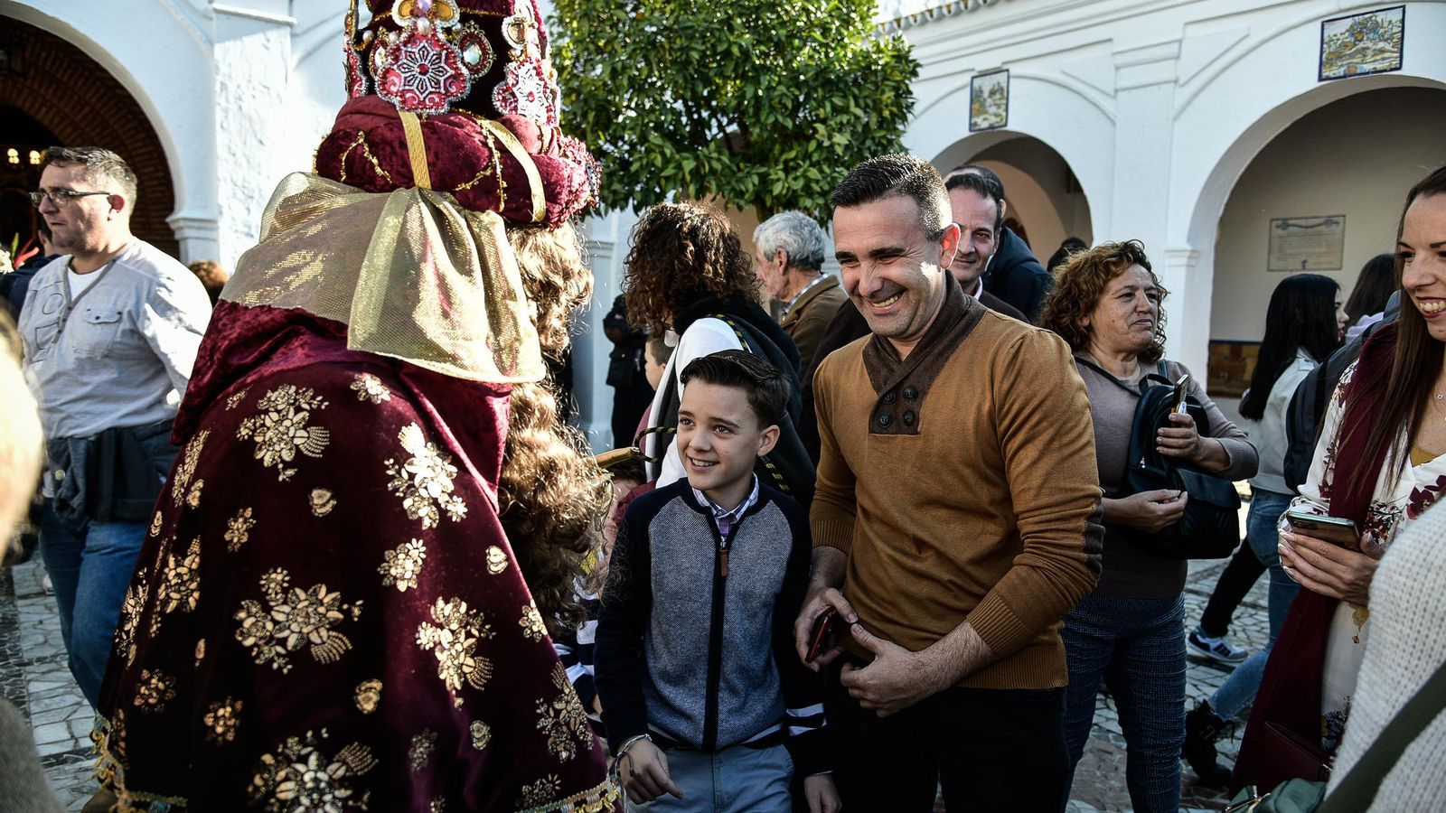 El Rey Gaspar momentos antes de su partida por las calles de Huelva en el Santuario de La Cinta