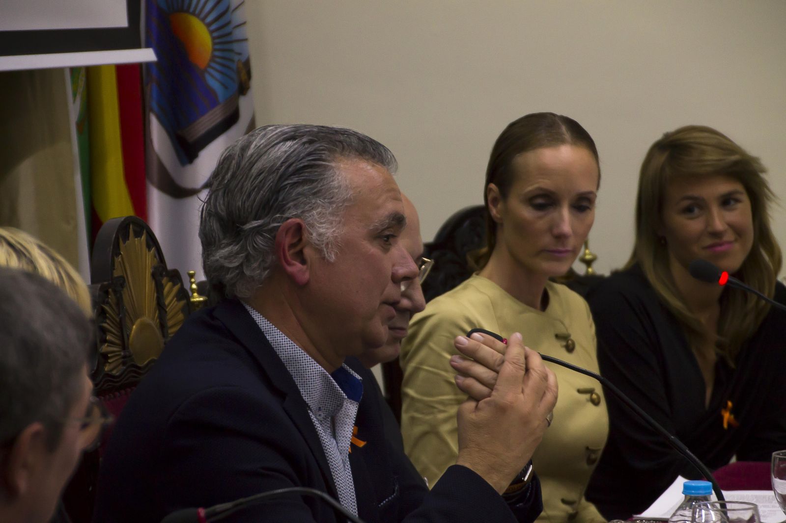 Juan Ramón Lucas, autor del libro, junto a Sandra Ibarra, de la Fundación que lo patrocina.